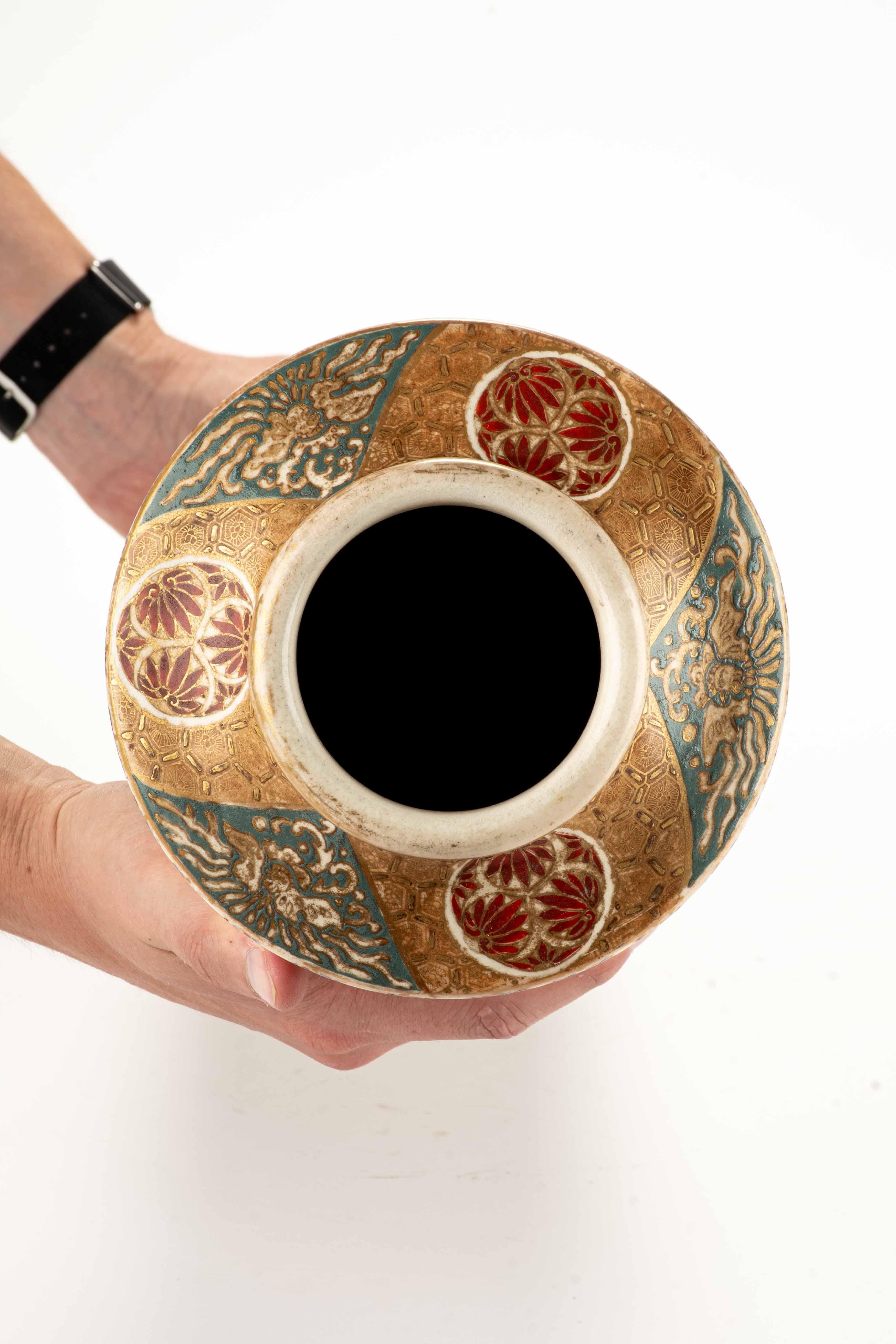 Un grand vase Satsuma représentant une scène de la vie quotidienne Bon état - En vente à Milano, IT