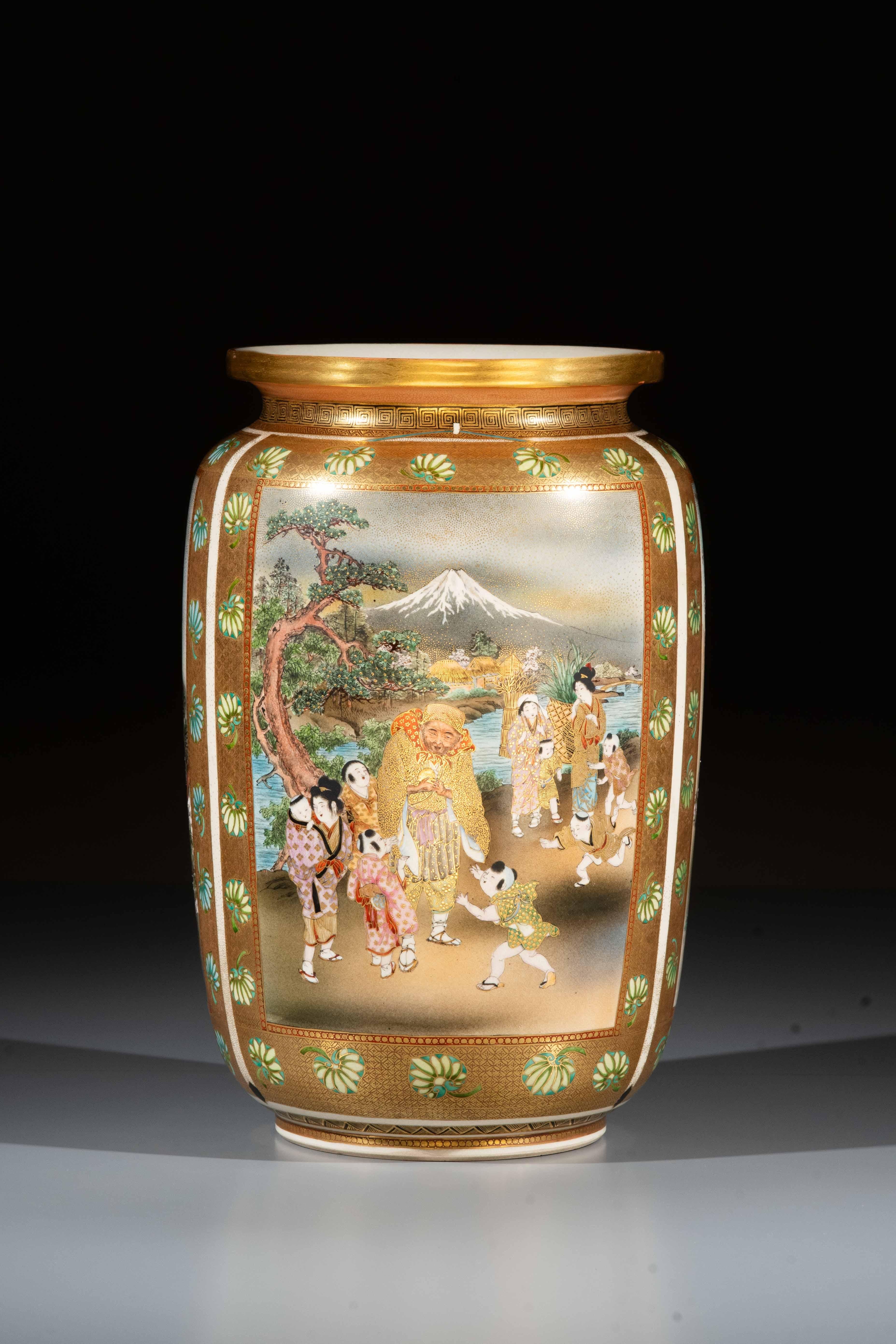 Vase lanterne en céramique de Satsuma signé Matsumoto Hozan, décoré en émaux polychromes et or dans trois réserves rectangulaires.

La première réserve représente un paon ; la deuxième montre des personnages en plein air sous un pin, avec le mont