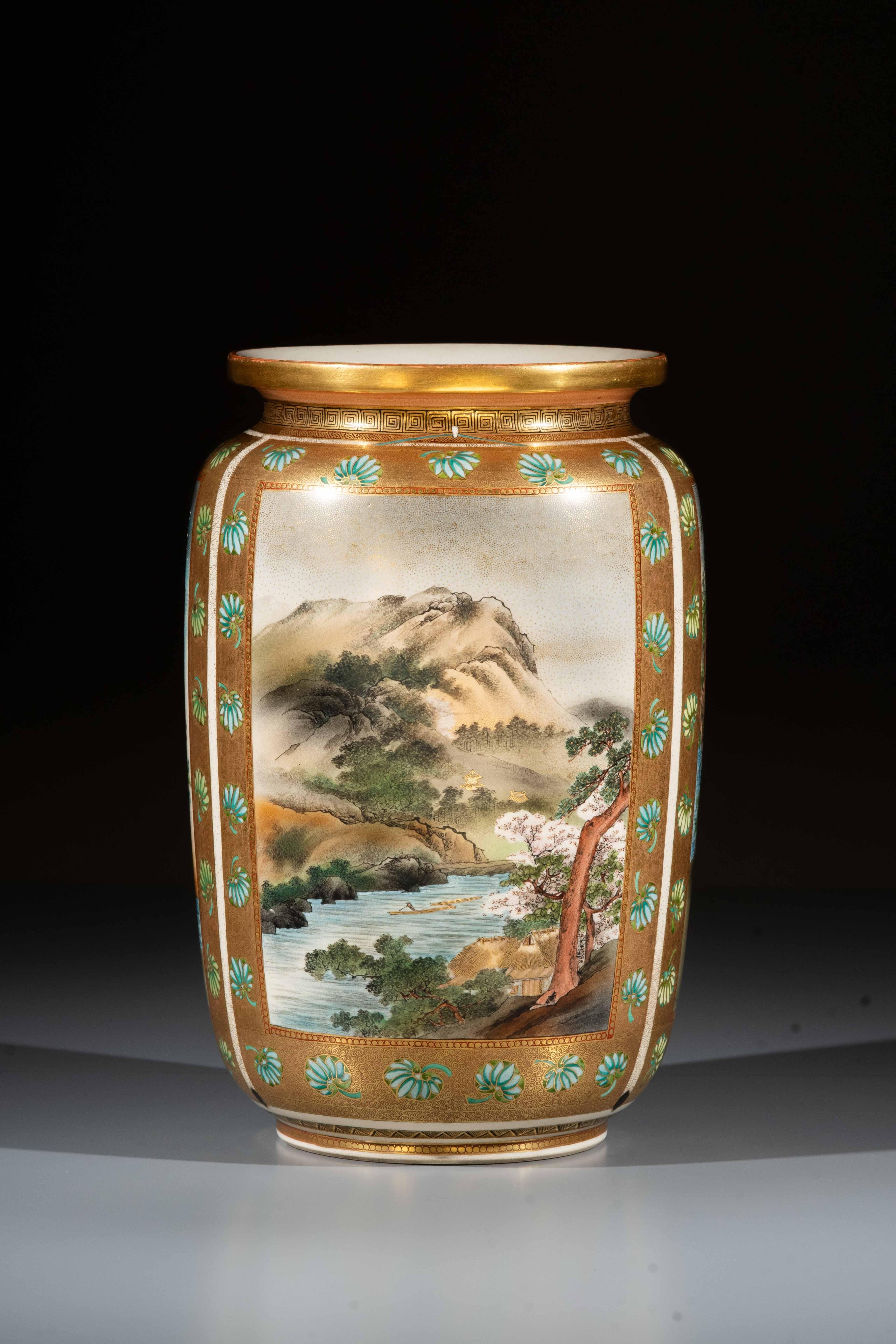 Japonisme Un grand vase Satsuma avec trois réserves signé Matsumoto Hozan en vente