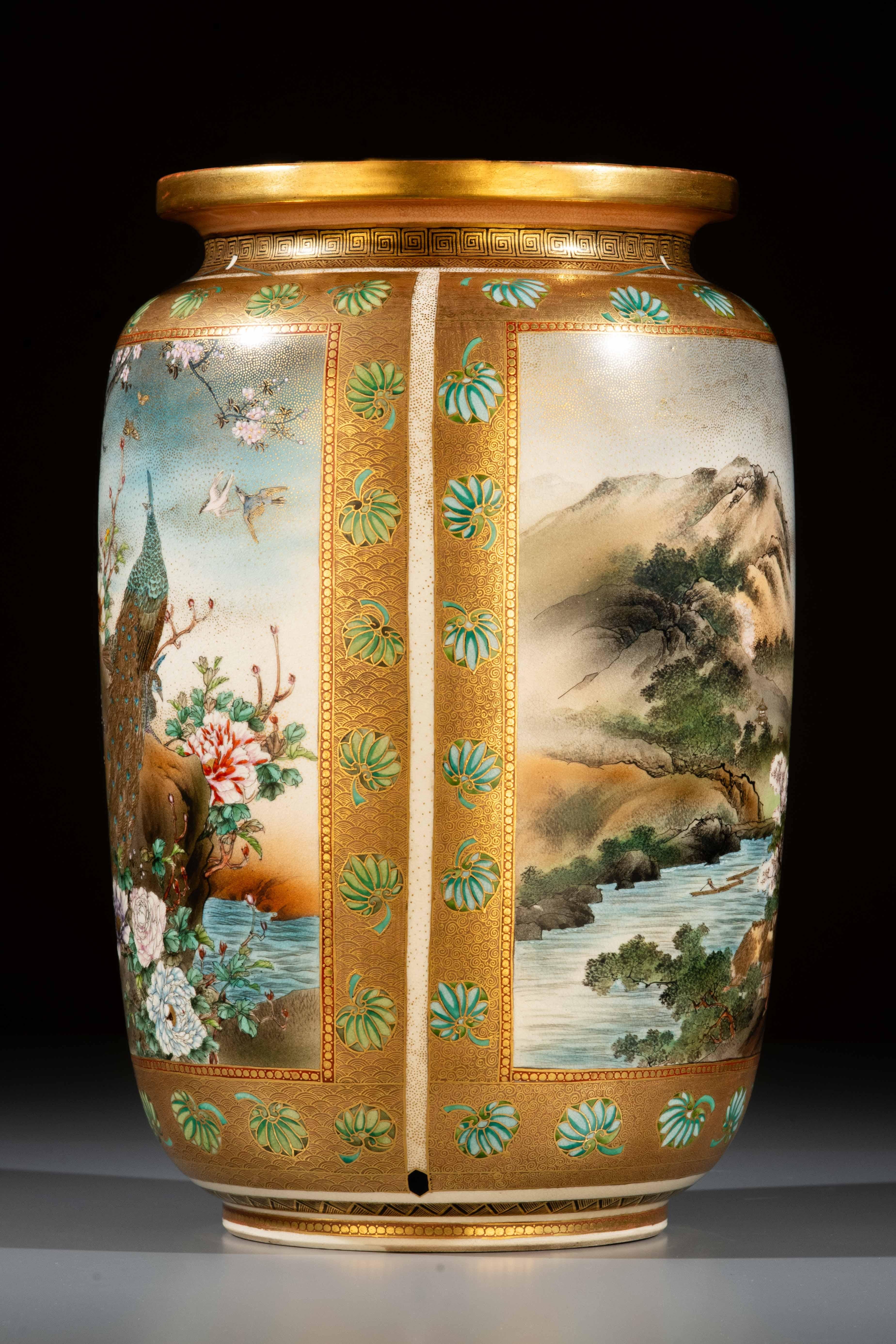 Japonais Un grand vase Satsuma avec trois réserves signé Matsumoto Hozan en vente