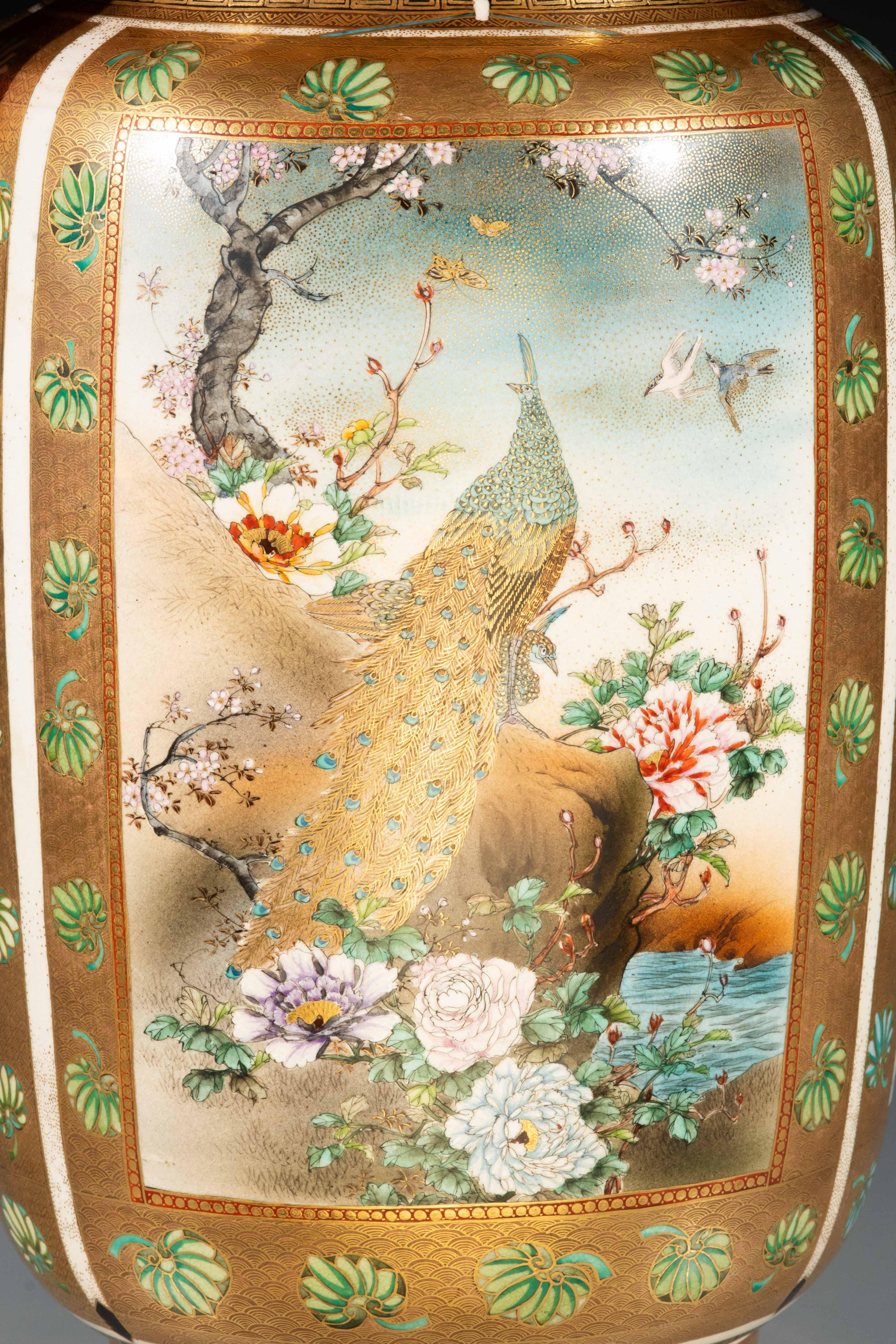 Peint à la main Un grand vase Satsuma avec trois réserves signé Matsumoto Hozan en vente