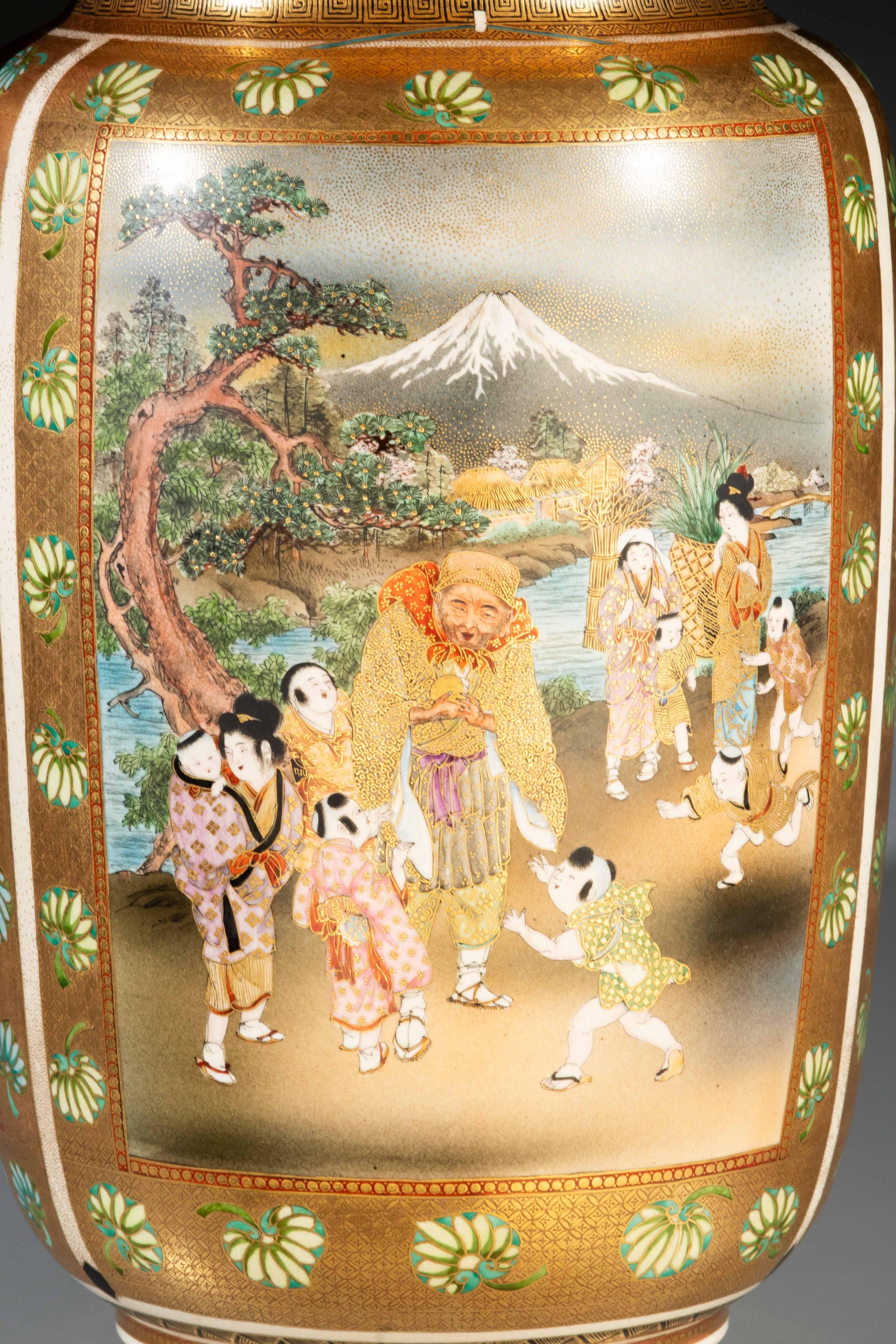 XIXe siècle Un grand vase Satsuma avec trois réserves signé Matsumoto Hozan en vente