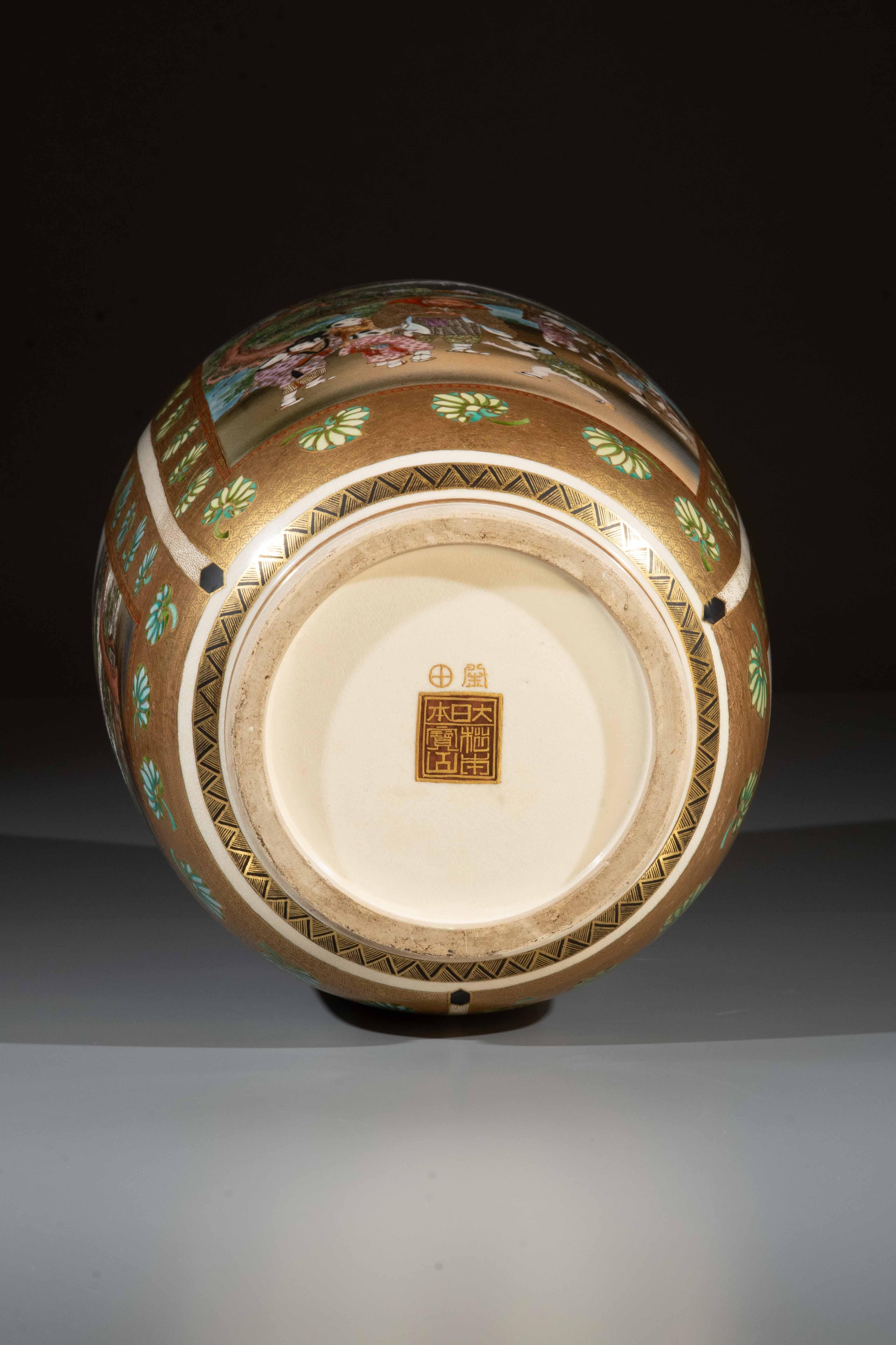 Céramique Un grand vase Satsuma avec trois réserves signé Matsumoto Hozan en vente