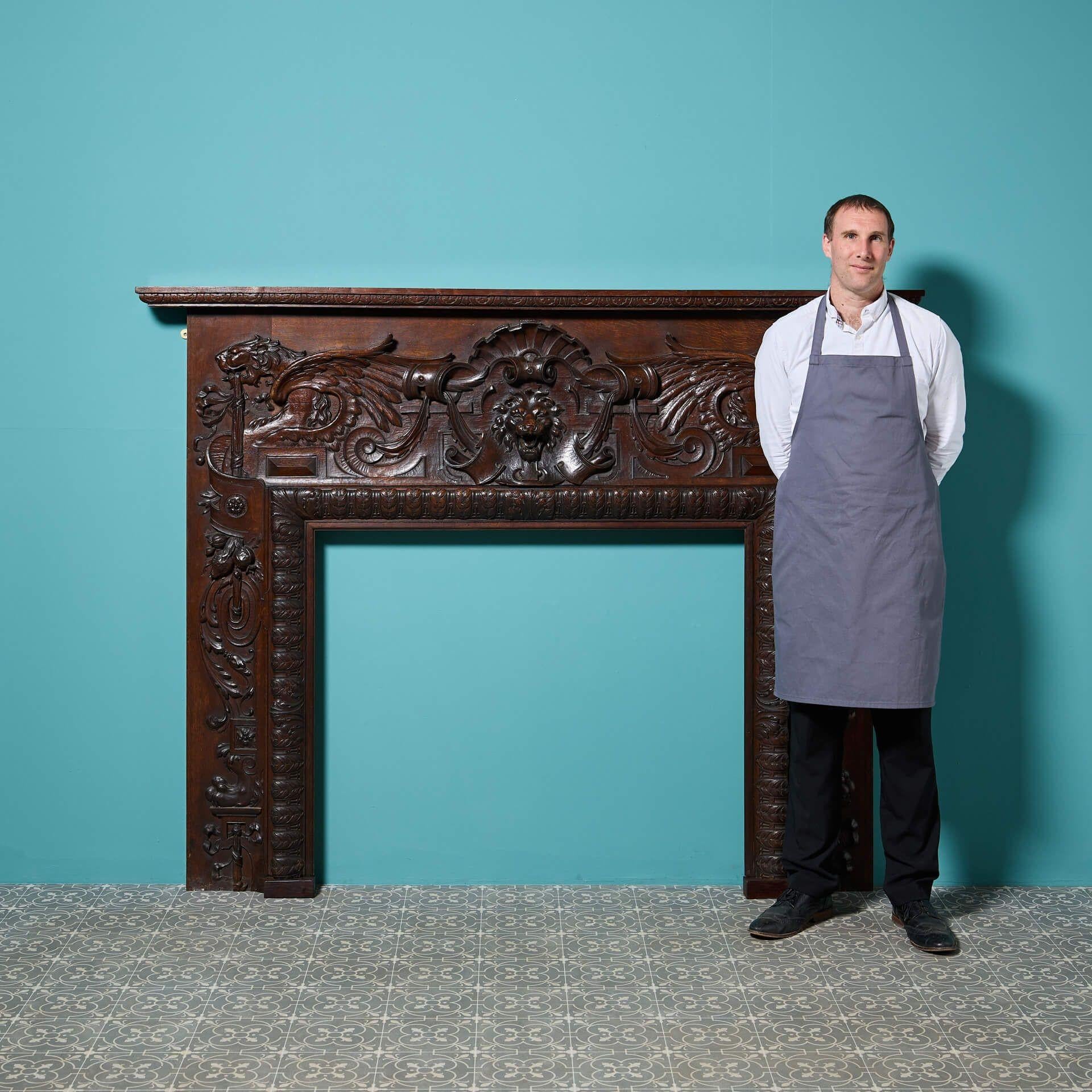 Chimenea inglesa victoriana de roble tallado del siglo XIX a gran escala. Data de hacia 1870 y está profusamente tallada con una habilidad excepcional. Presentada en un acabado de roble alto/oscuro, esta pieza característica de la habitación