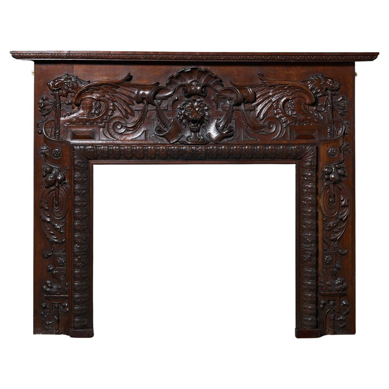 Un camino in legno di quercia inglese intagliato di grandi dimensioni del XIX secolo. Incontri a cir
