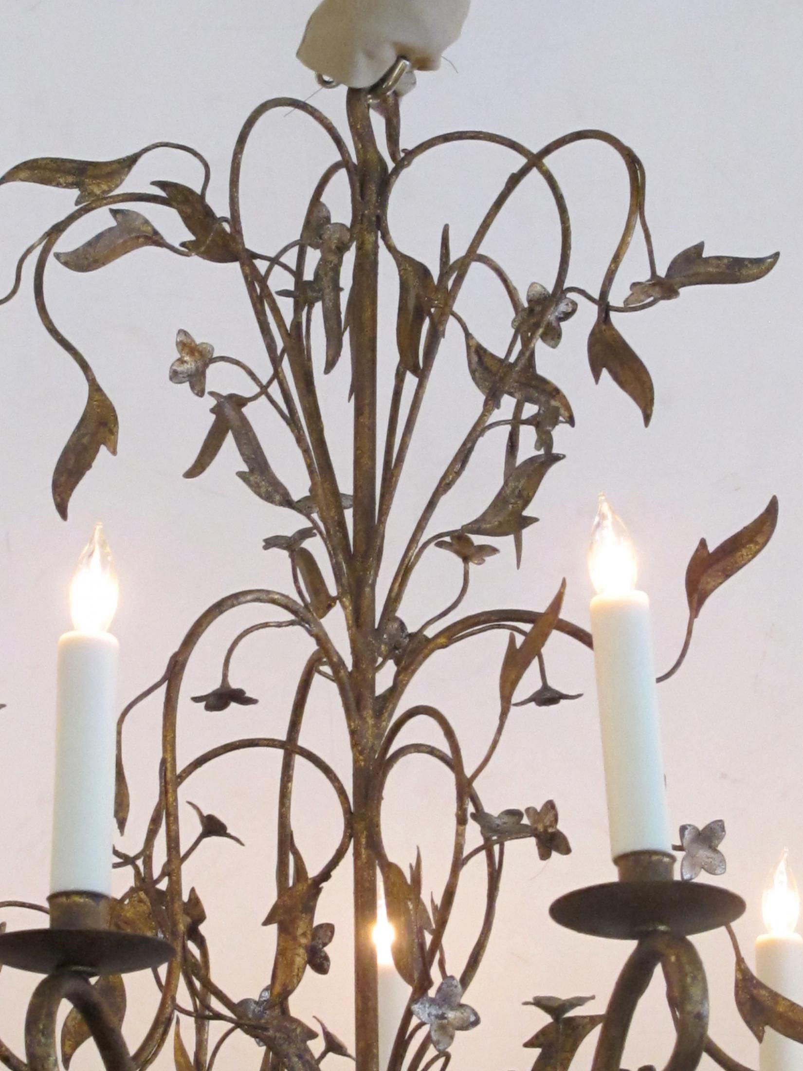 Large-Scale French Gilt-Iron 8-Light Chandelier with Foliate Vines (Handgefertigt)