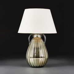 Un jarrón de cristal de mercurio a gran escala como lámpara de mesa