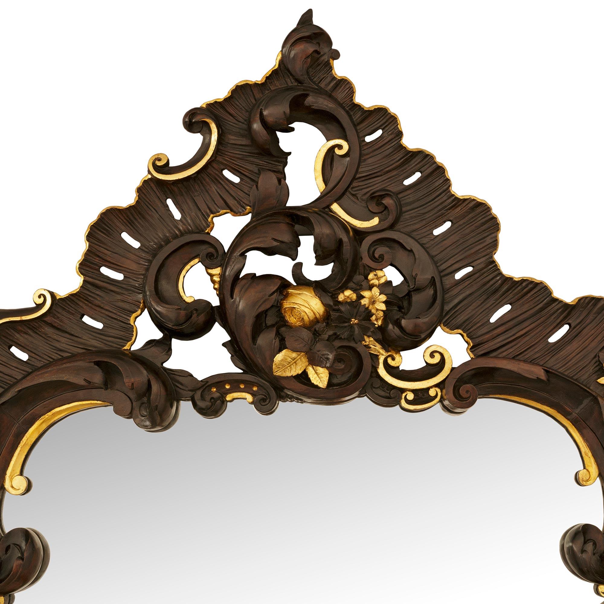 Ein großer italienischer Barockspiegel des frühen 19. Jahrhunderts aus Nussbaum und Giltwood im Zustand „Gut“ im Angebot in West Palm Beach, FL