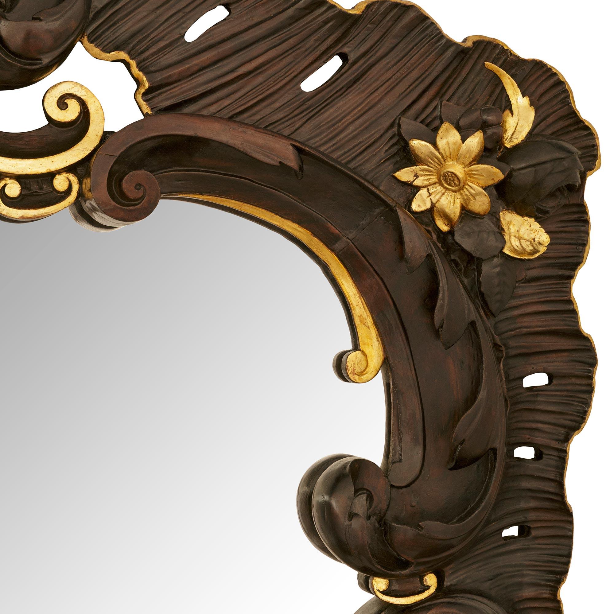 Ein großer italienischer Barockspiegel des frühen 19. Jahrhunderts aus Nussbaum und Giltwood (Walnuss) im Angebot
