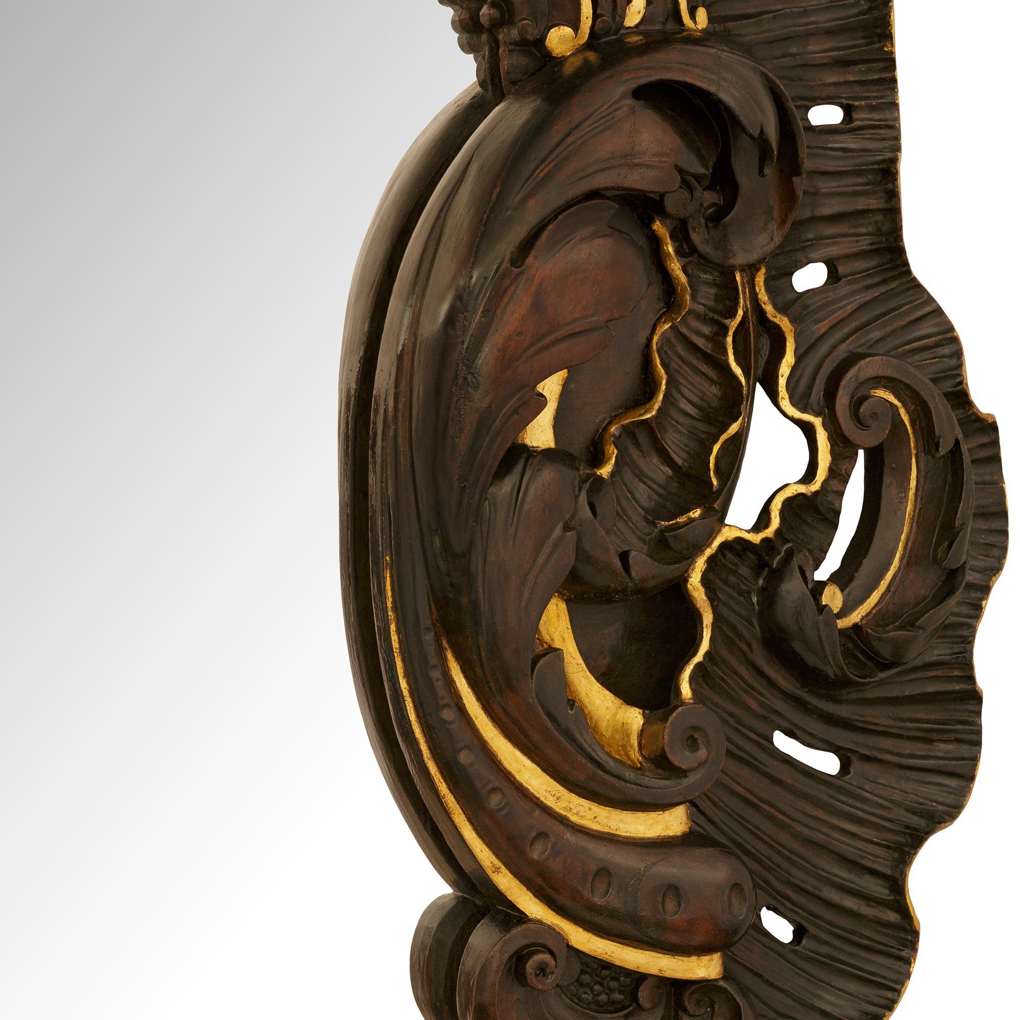 Ein großer italienischer Barockspiegel des frühen 19. Jahrhunderts aus Nussbaum und Giltwood im Angebot 1