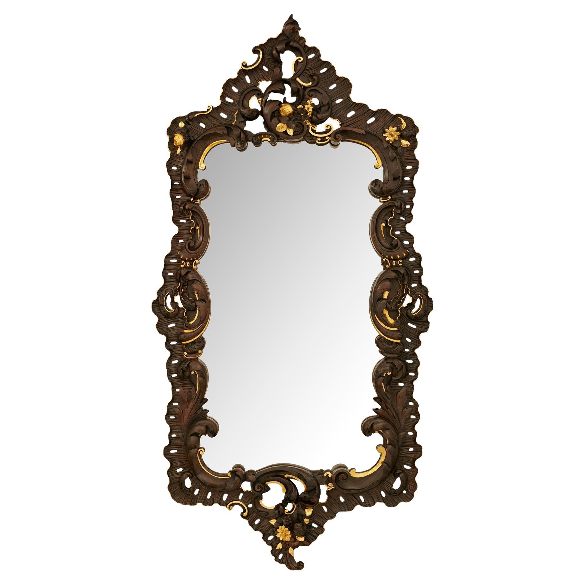 Ein großer italienischer Barockspiegel des frühen 19. Jahrhunderts aus Nussbaum und Giltwood im Angebot