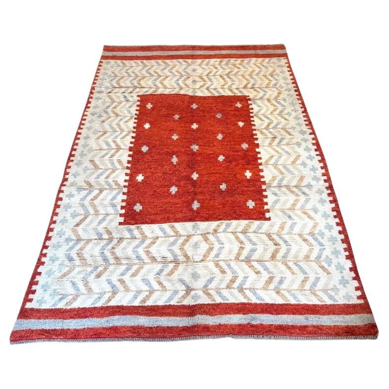 Un grande tappeto in lana marocchina annodato a mano di ispirazione scandinava in vendita