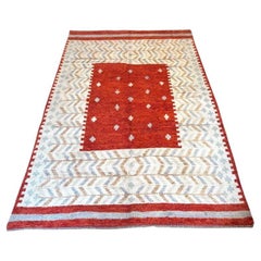 Un grande tappeto in lana marocchina annodato a mano di ispirazione scandinava