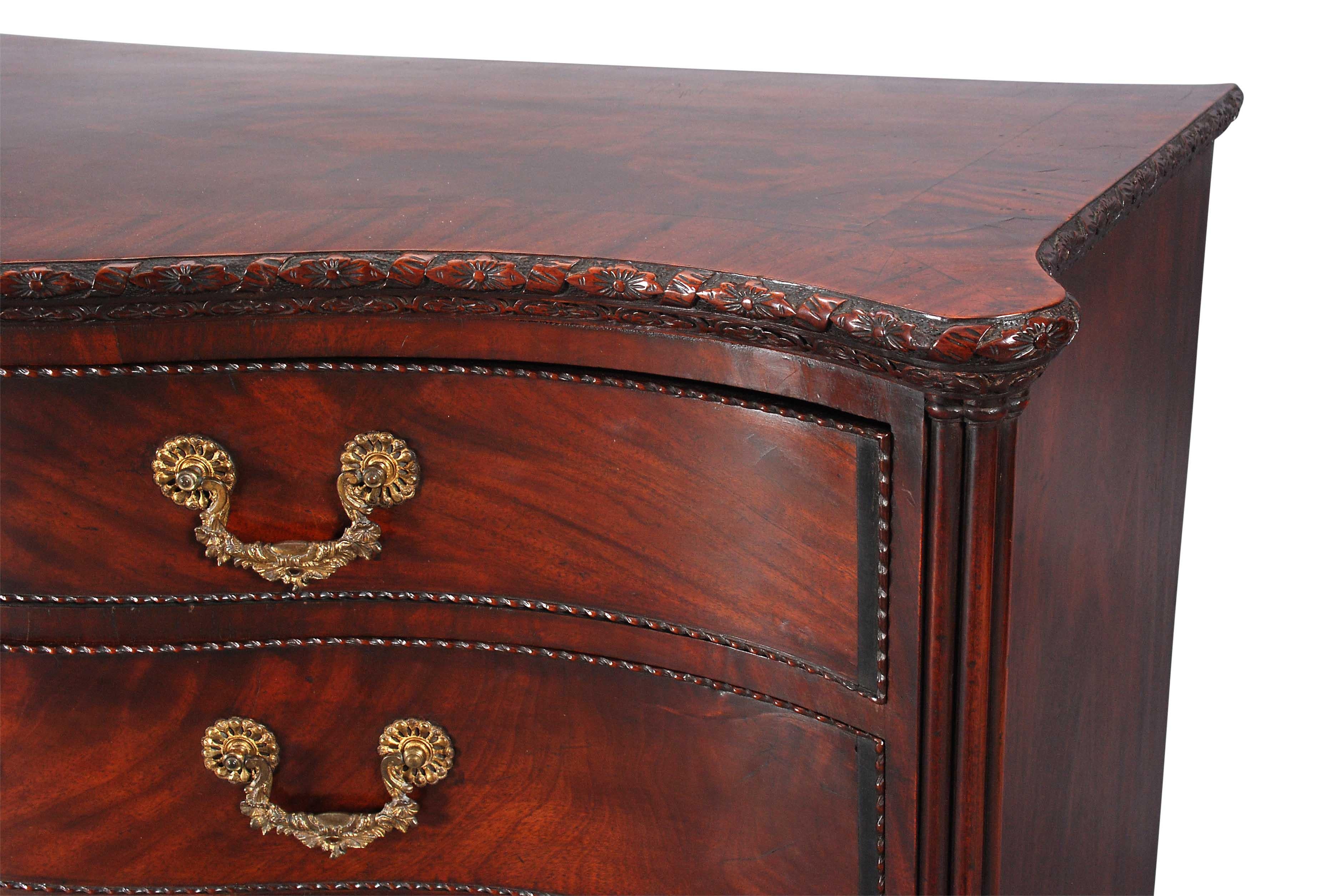 George III Grande commode serpentine d'une qualité exceptionnelle en vente