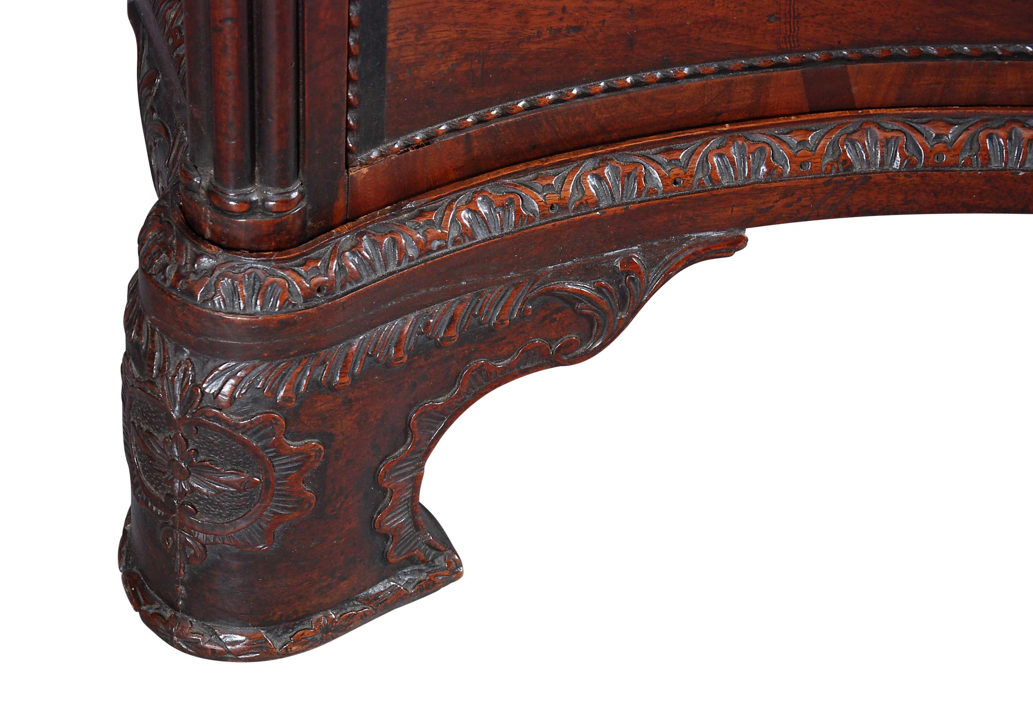 Anglais Grande commode serpentine d'une qualité exceptionnelle en vente