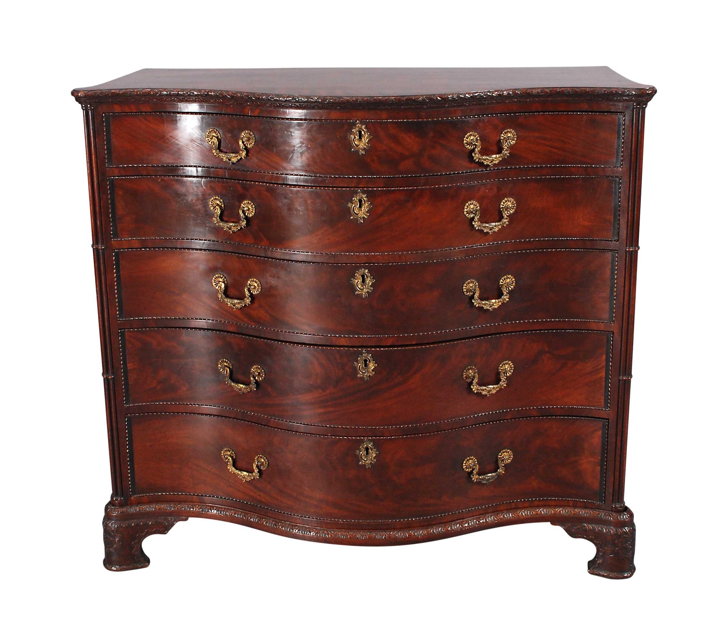 Sculpté à la main Grande commode serpentine d'une qualité exceptionnelle en vente