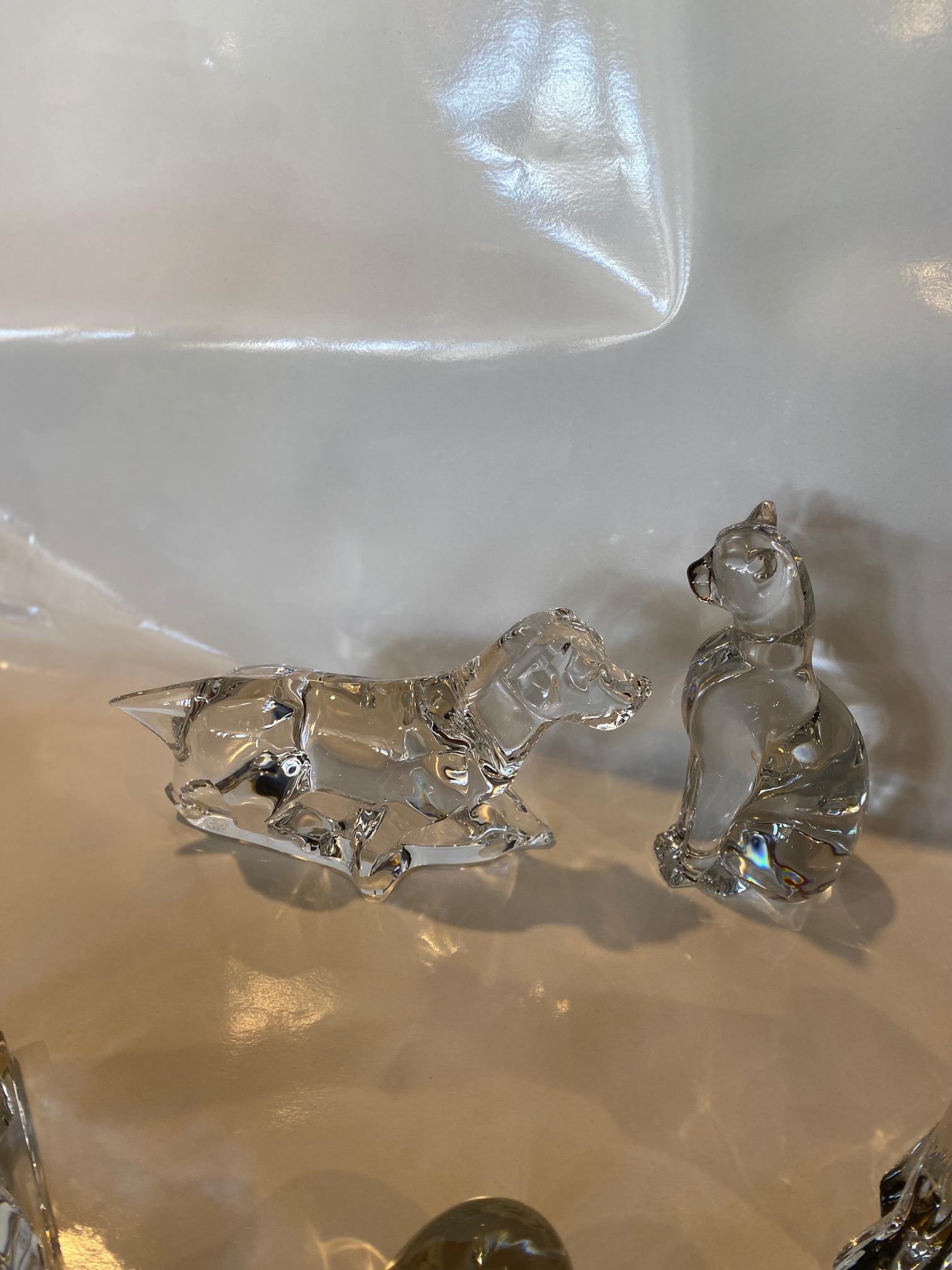 Une Grande Collection d'ART DECO français (13) Cristal de Baccarat, (transparent) Figurine d'animal POIDS DE PAPIER
Tous en cristal, tous marqués. La liste est la suivante : grenouille, tortue, singe. Cigogne, Phoenix, Chat
 (2 ) Chiens, girafe,