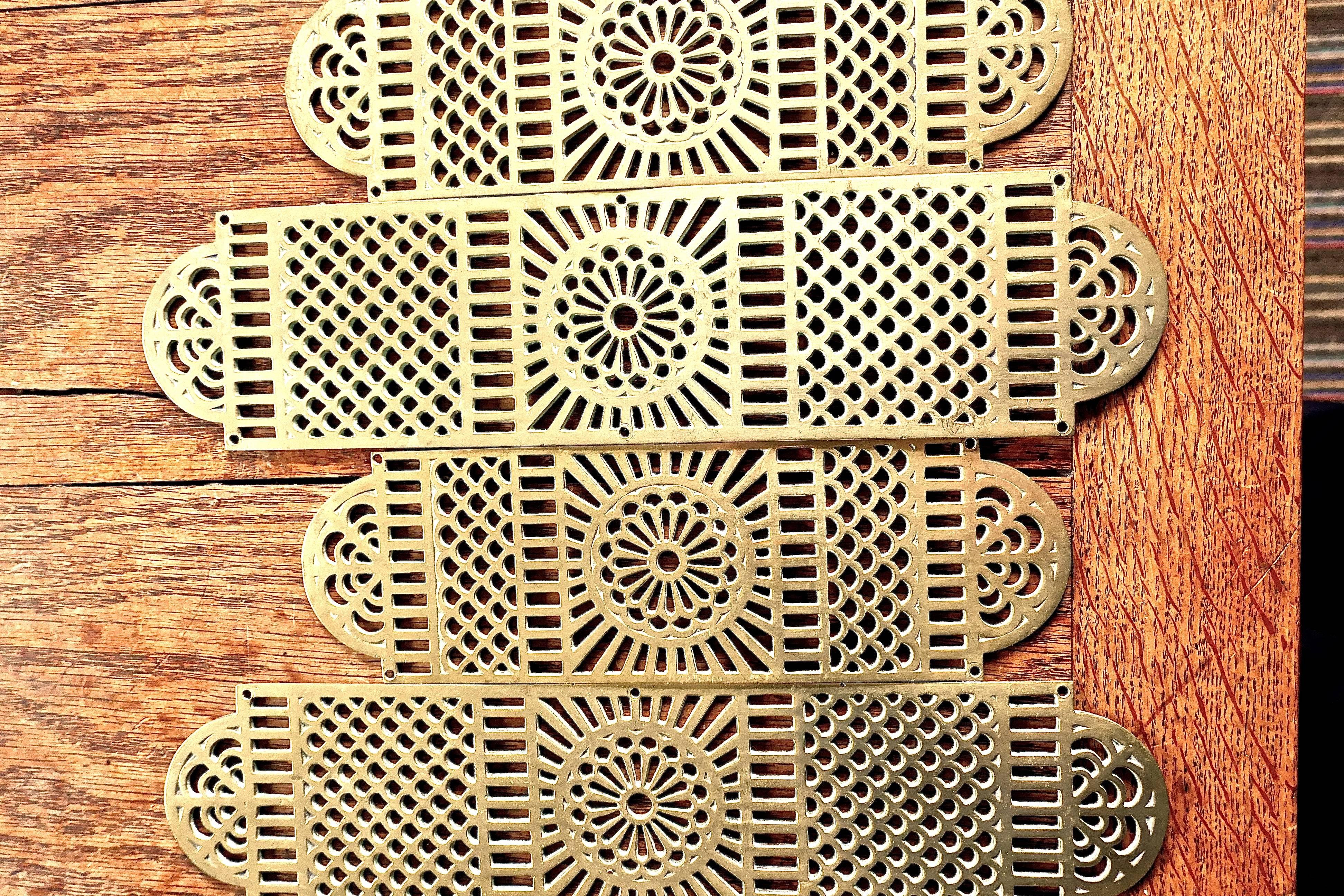Large Set of 19th Century Pierced Brass Door Finger Plates In Good Condition In Godshill, Isle of Wight