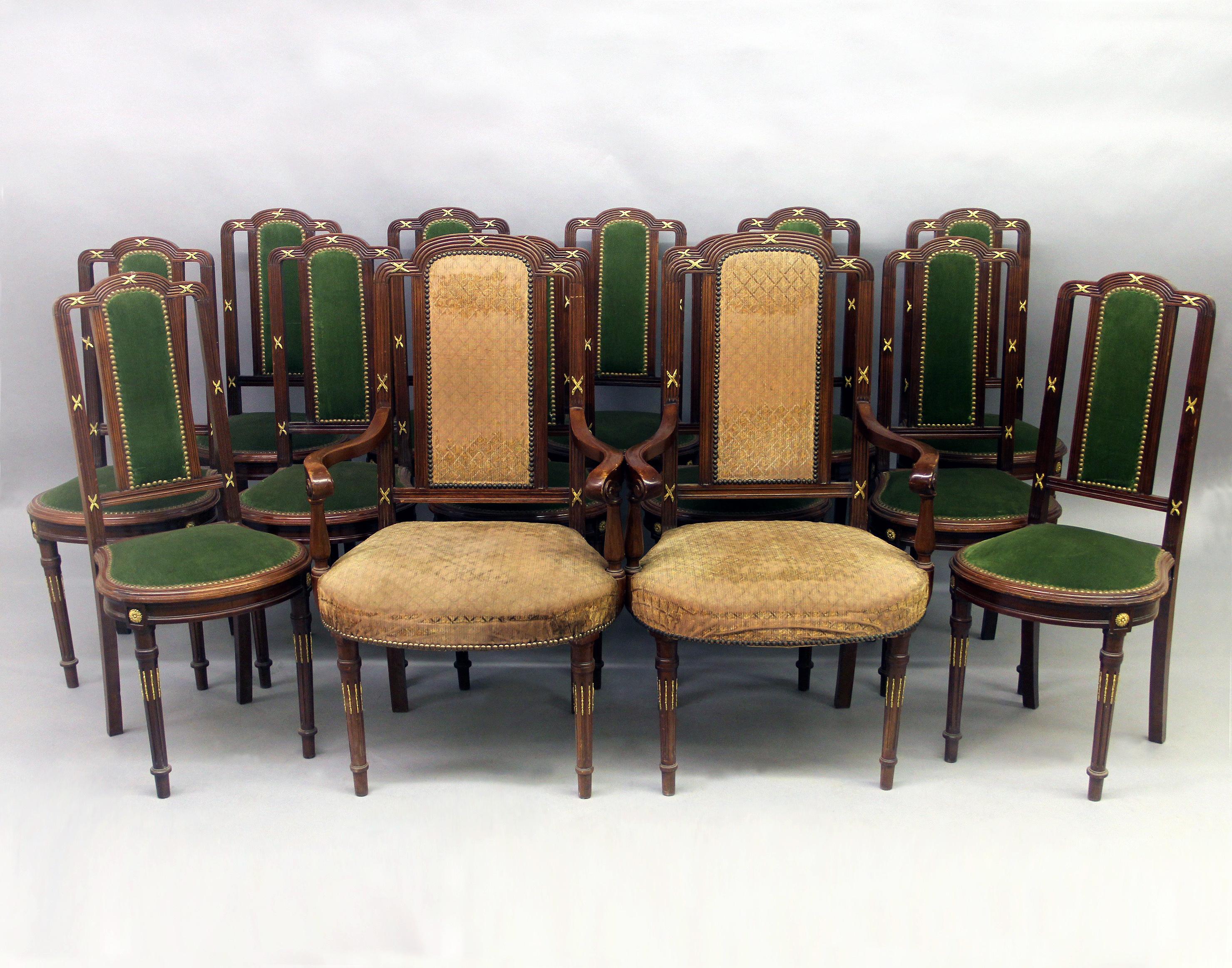 Ensemble de quatorze chaises de salle à manger de style transitionnel de la fin du XIXe siècle, montées sur bronze doré

Numéro d'article 8476

Comprend deux chaises à accoudoir et douze chaises d'appoint, avec des dossiers rectangulaires et des