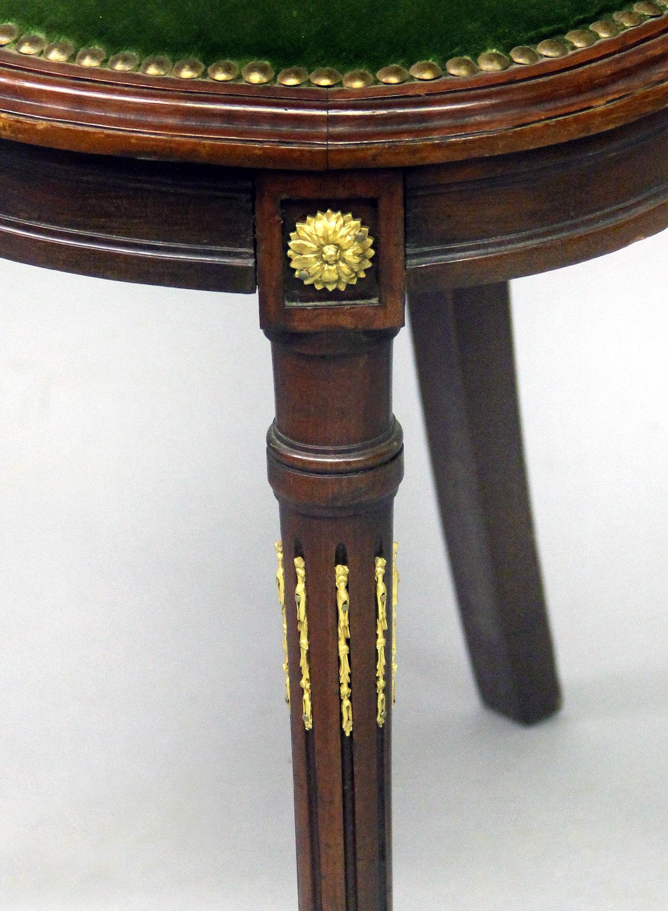 Großer Satz von vierzehn vergoldeten Bronze-Esszimmerstühlen aus dem 19. Jahrhundert im Zustand „Gut“ im Angebot in New York, NY