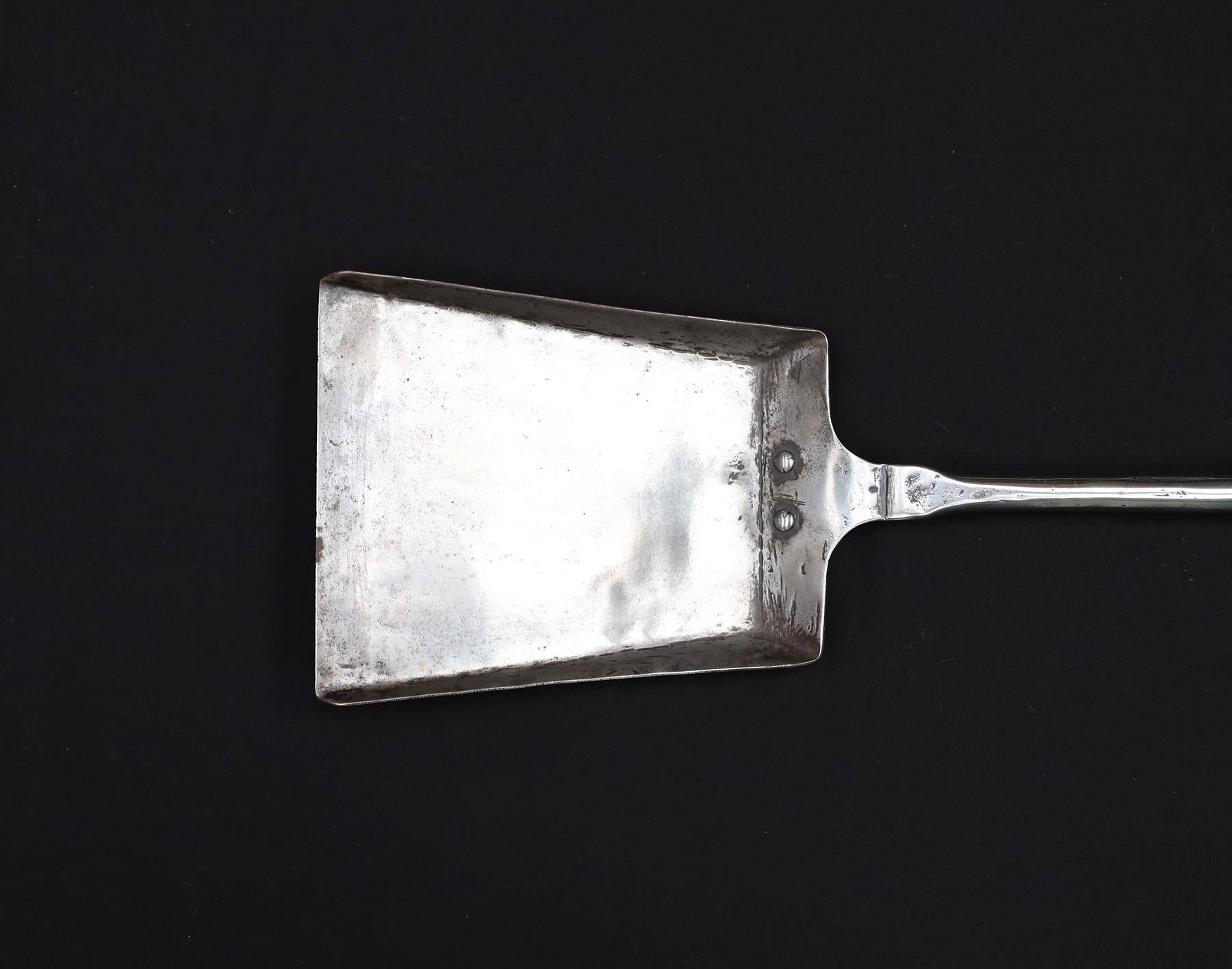 Un grande set di utensili per tronchi in acciaio lucido Manor House. Il set da tre comprende una pala, una pinza e un attizzatoio. I fusti con dettagli a tortiglione, terminali segmentati e pala rettangolare svasata. Ripristinato.
CIRCA I primi anni