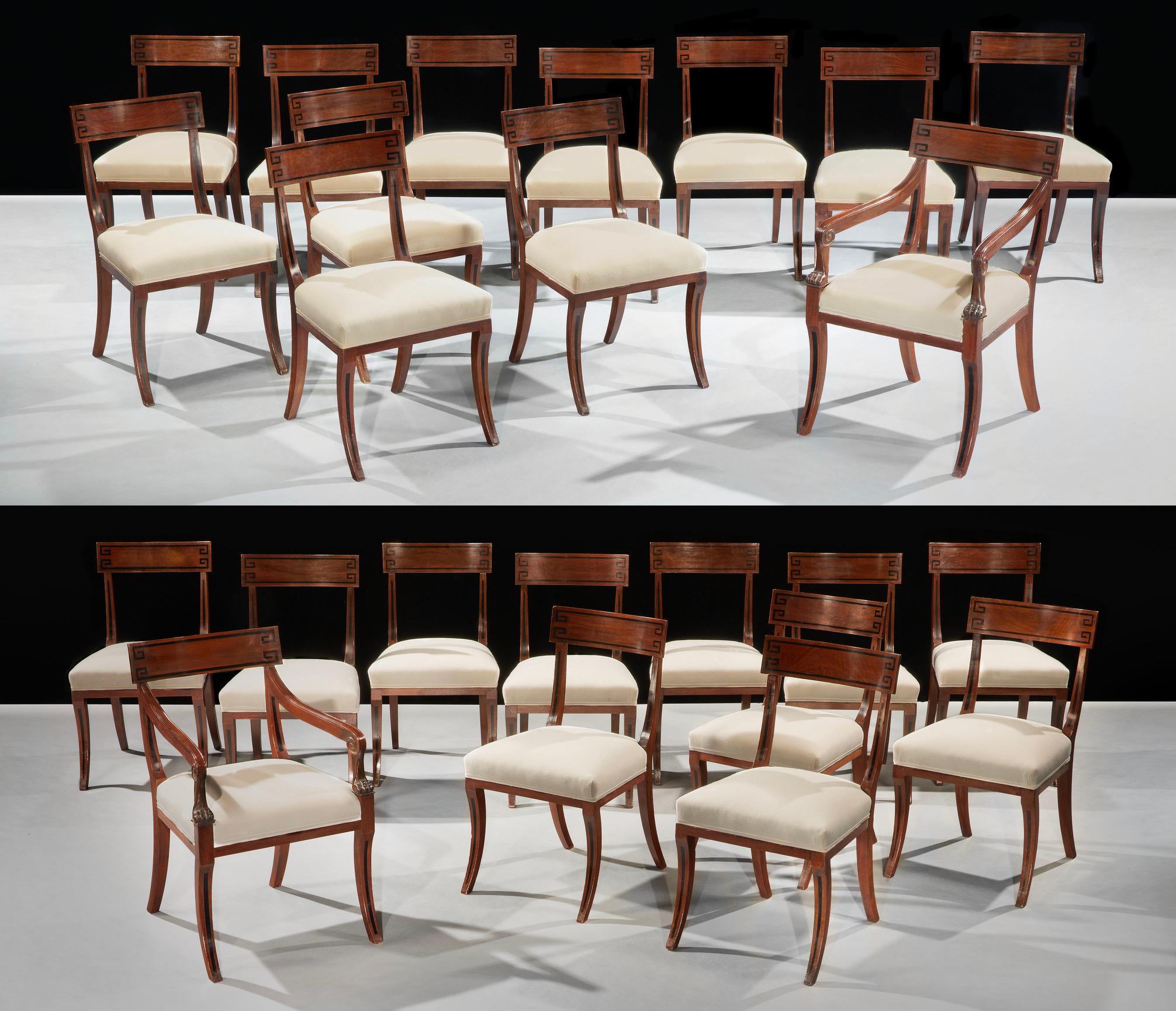 Eine sehr schöne Reihe von vierundzwanzig George IV Mahagoni und Ebenholz Säbelbein Esszimmerstühle, die geformten oberen Schienen mit ebonisierten griechischen Schlüssel Design eingelegt, über ebonisierten Pfosten, mit einem rechteckigen