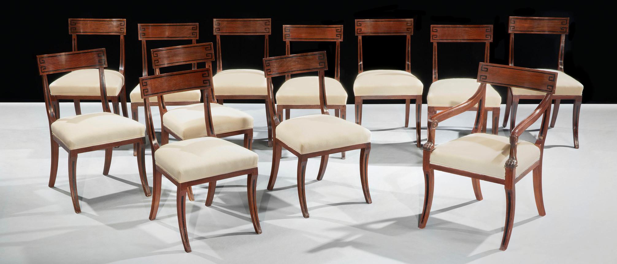 Anglais Grand ensemble de vingt-quatre chaises de salle à manger en acajou de style George IV en vente