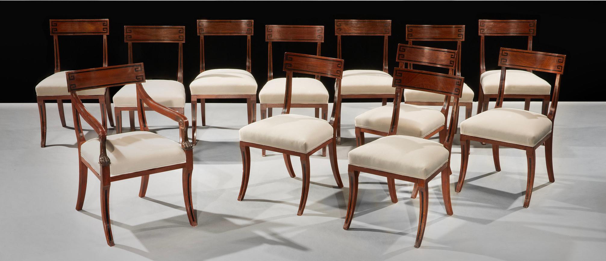 Incrusté Grand ensemble de vingt-quatre chaises de salle à manger en acajou de style George IV en vente