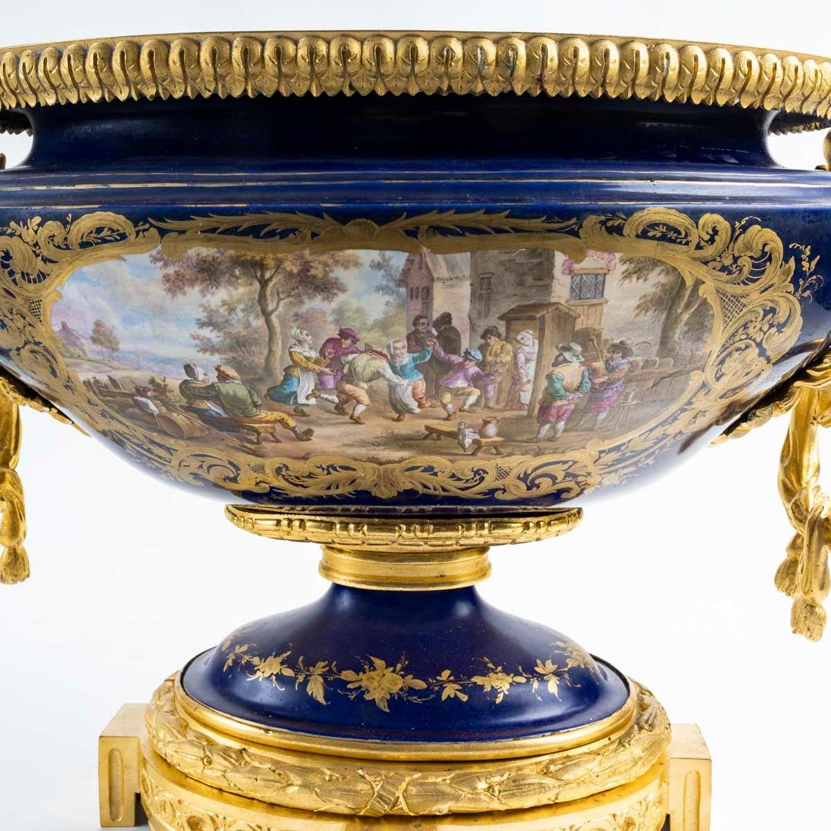 Grande ciotola di Sèvres in porcellana e bronzo dorato, XIX secolo, periodo Napoleone III.

Ciotola di Sèvres in porcellana e ormolo, XIX secolo, periodo Napoleone III.
H. H. 31 cm, L. 42 cm, P. 24 cm.
