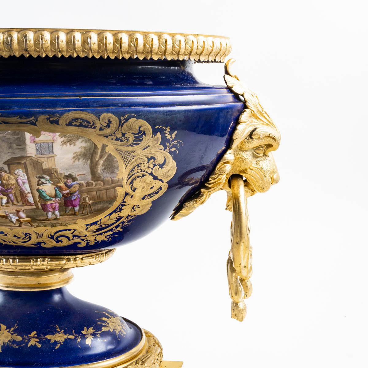 Francese Grande ciotola di Sèvres in porcellana e bronzo dorato, XIX secolo, periodo Napoleone III in vendita