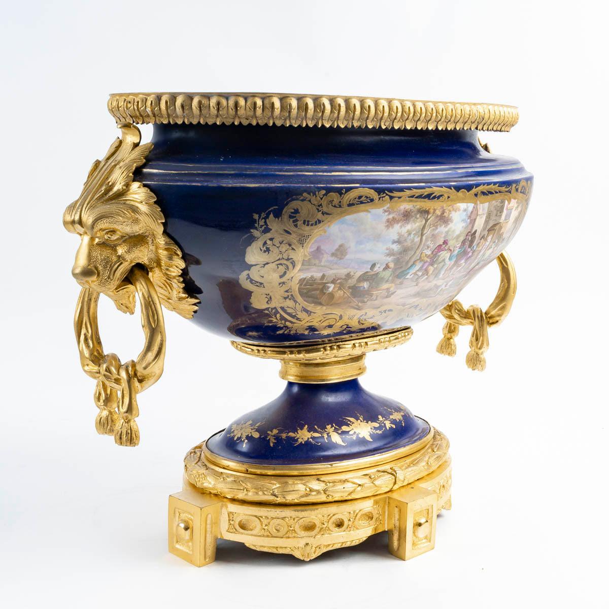 Bronzo Grande ciotola di Sèvres in porcellana e bronzo dorato, XIX secolo, periodo Napoleone III in vendita