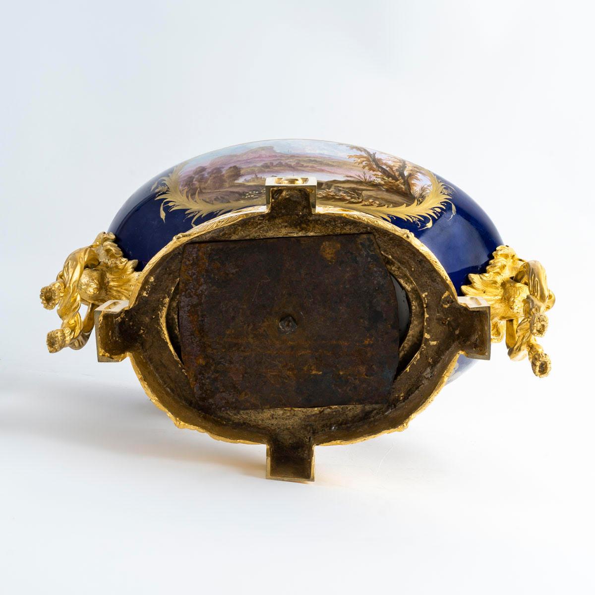 Grande ciotola di Sèvres in porcellana e bronzo dorato, XIX secolo, periodo Napoleone III in vendita 3