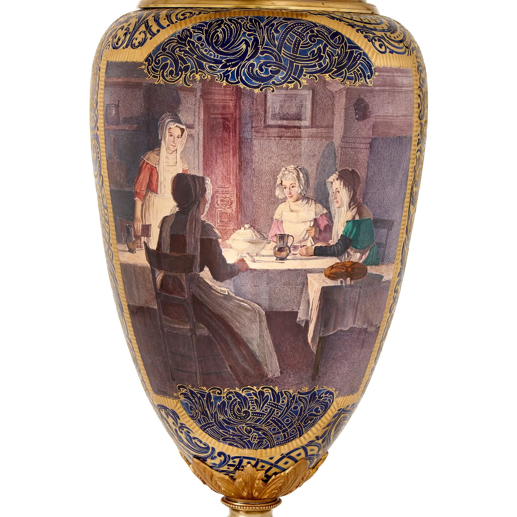 Rococo Grand vase en porcelaine peinte, montée et dorée, de style Sèvres en vente
