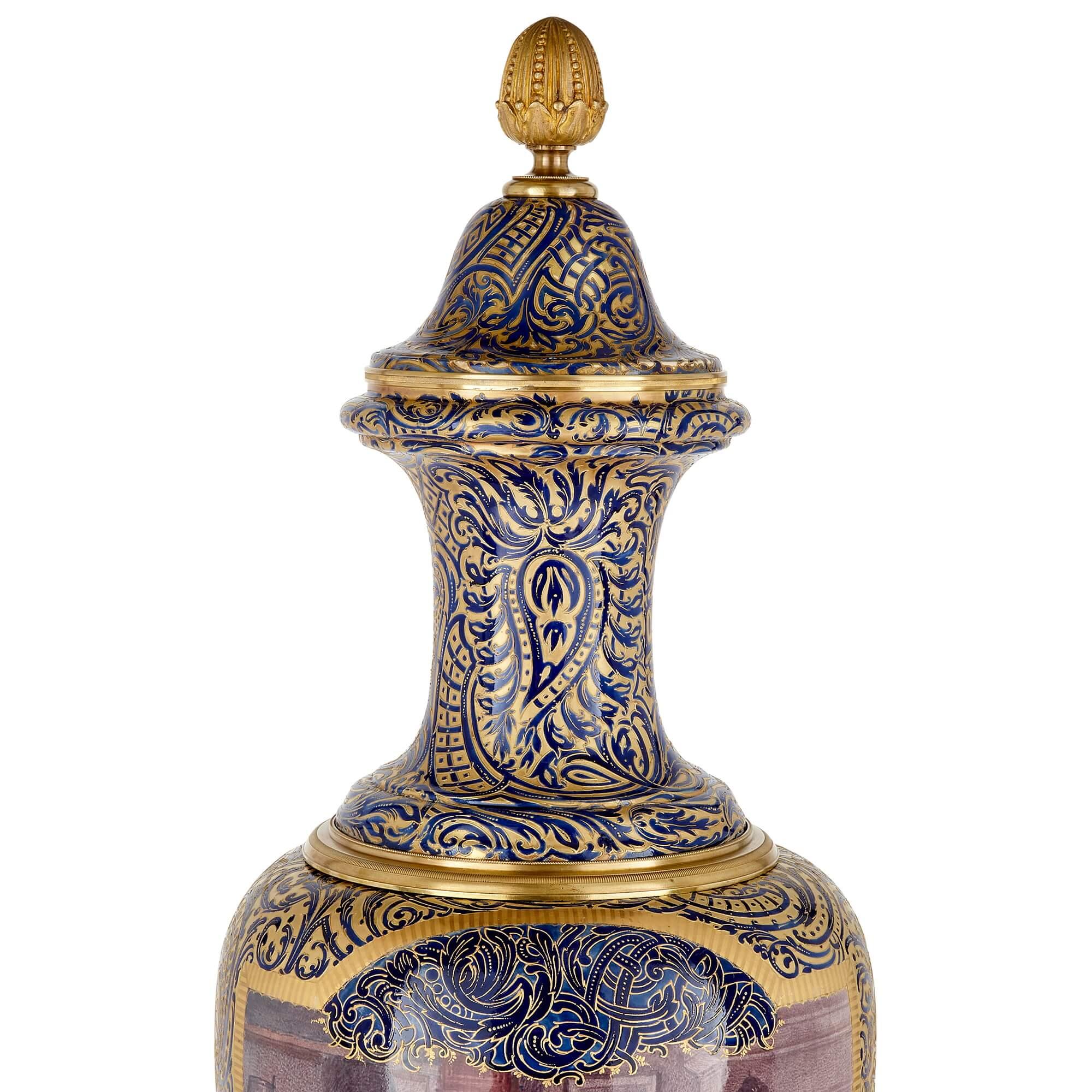 Français Grand vase en porcelaine peinte, montée et dorée, de style Sèvres en vente