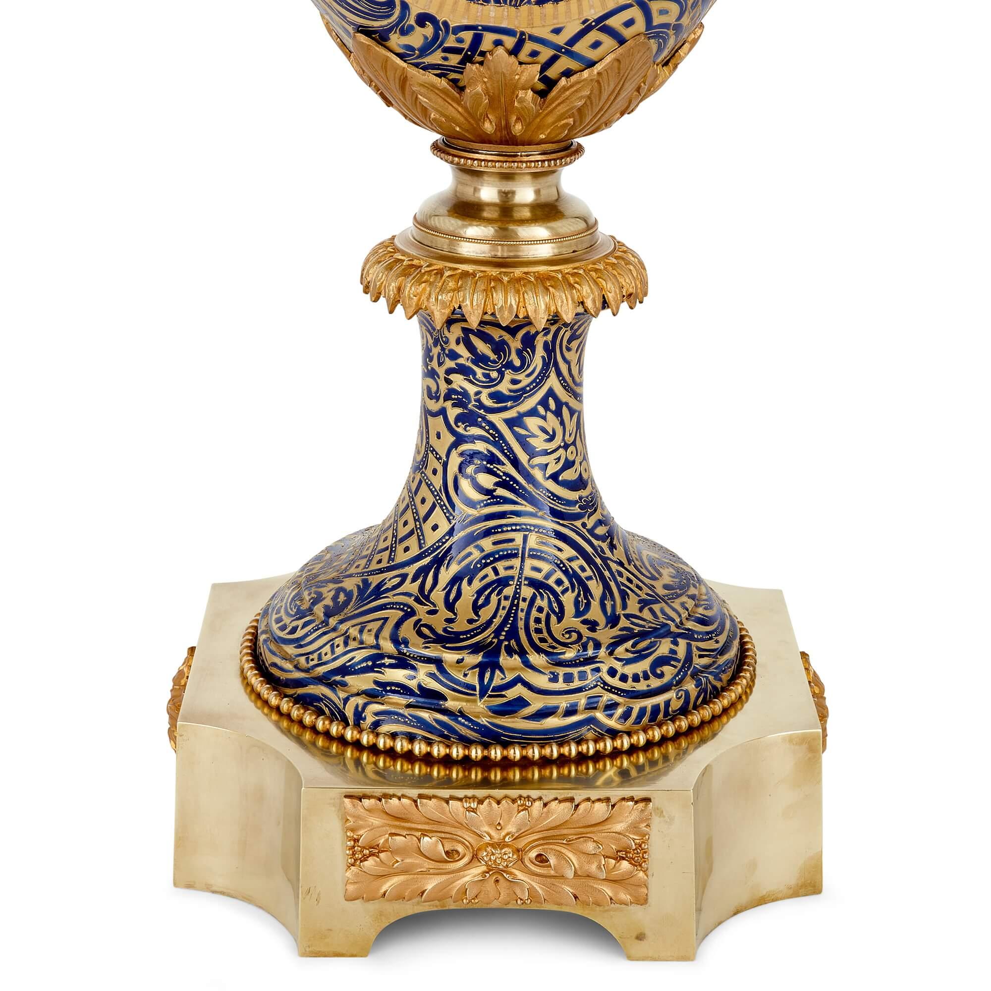 Doré Grand vase en porcelaine peinte, montée et dorée, de style Sèvres en vente