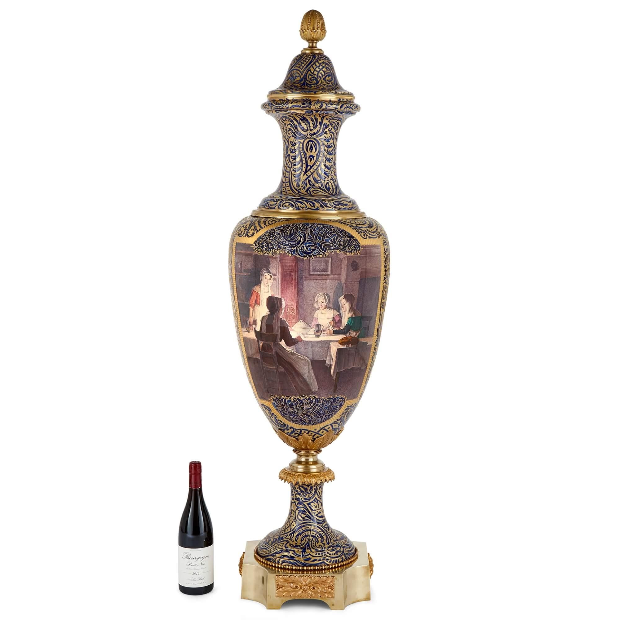 Grand vase en porcelaine peinte, montée et dorée, de style Sèvres en vente 1