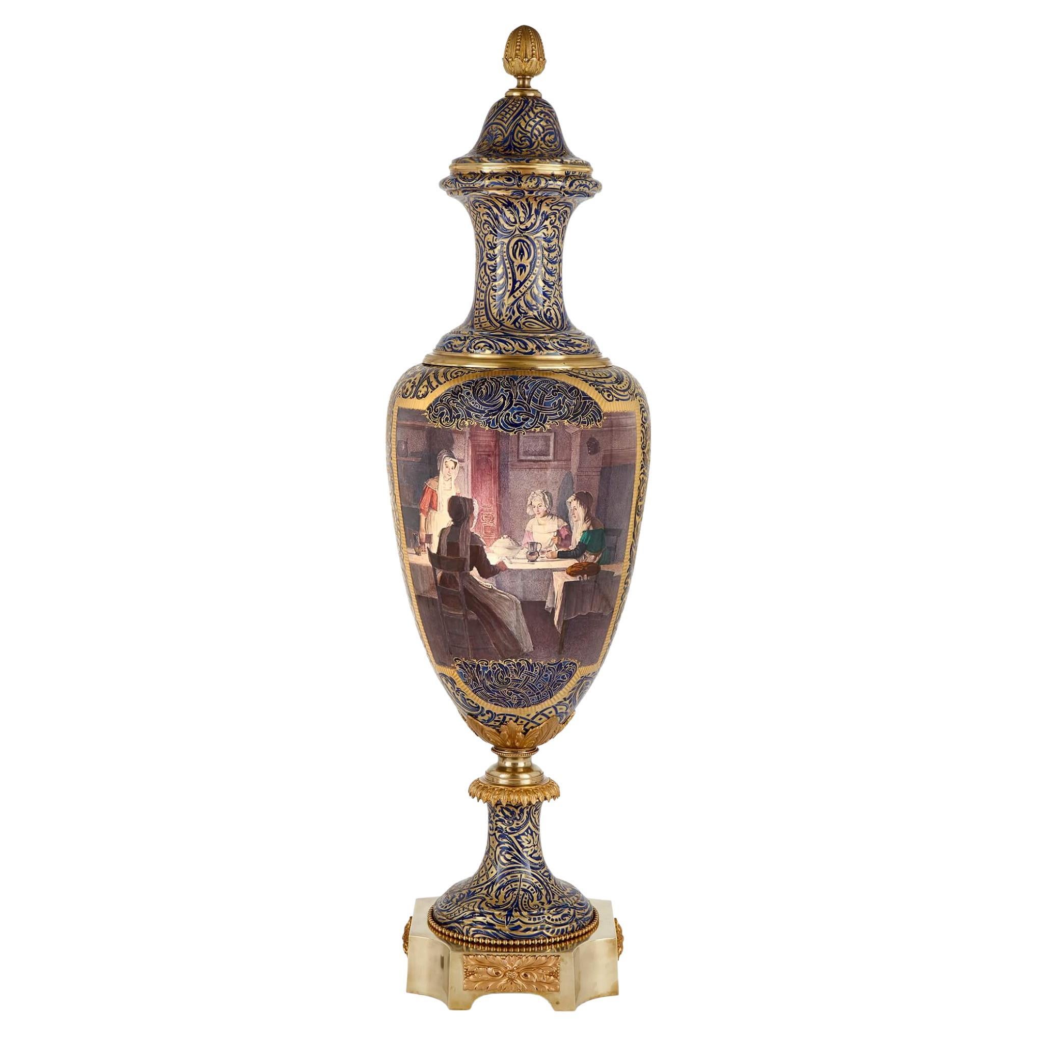 Grand vase en porcelaine peinte, montée et dorée, de style Sèvres en vente