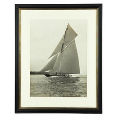 Ein großer fotografischer Fotodruck aus Silbergelatine von H.M.Y. Britannia von Beken