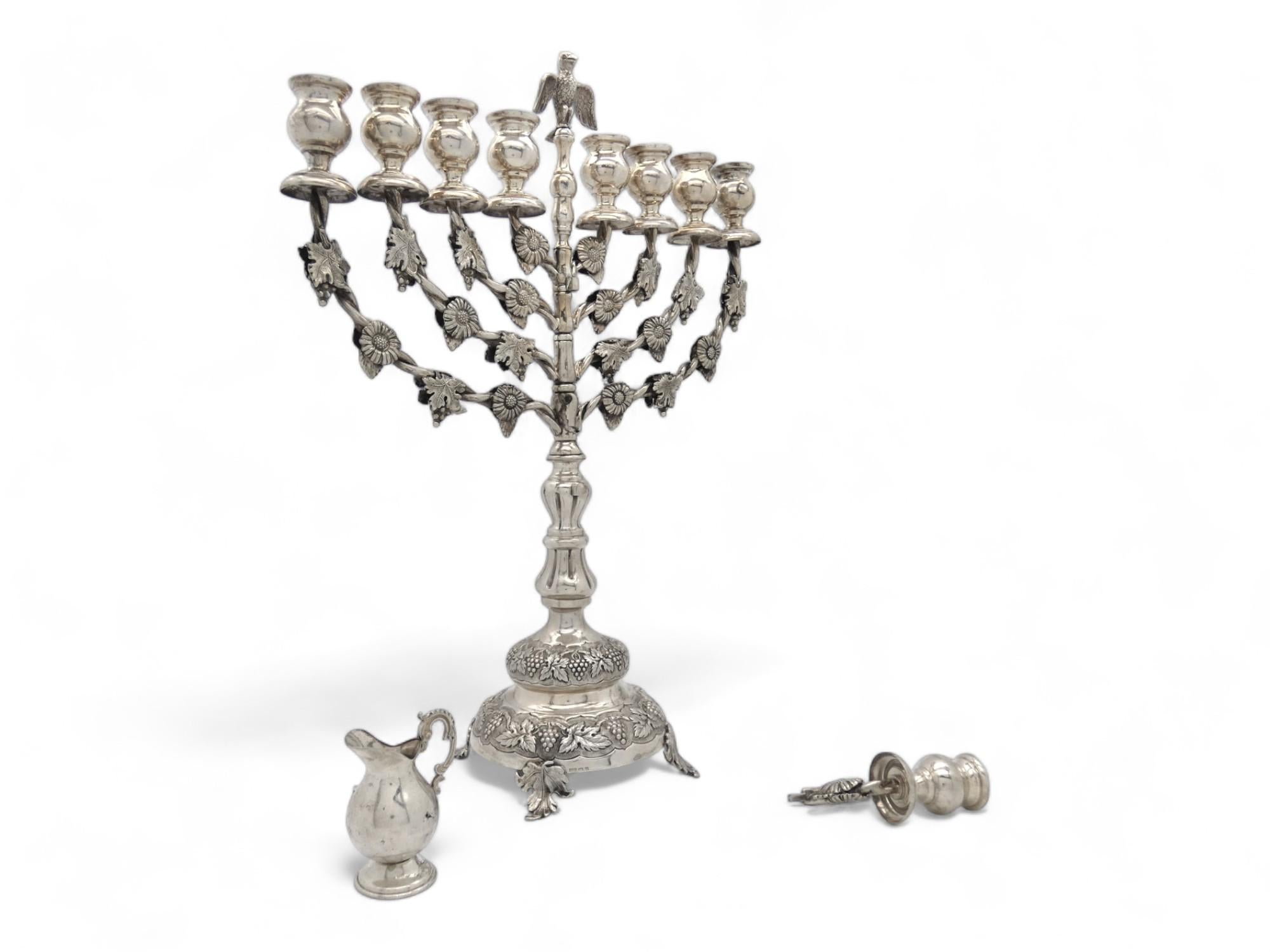 Menorah de Hanukkah de plata majestuosa, fabricada en Portugal a mediados del siglo XX.

La Menorah de Hanukkah es realmente espectacular de contemplar y una bellísima pieza de Judaica procedente de Portugal.

Se alza sobre cuatro patas en forma de