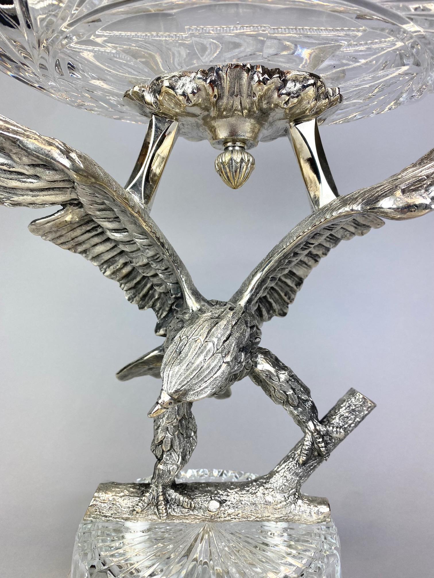 Français A large silver plated centerpiece bowl with a finely cut Baccarat crystal bowl en vente