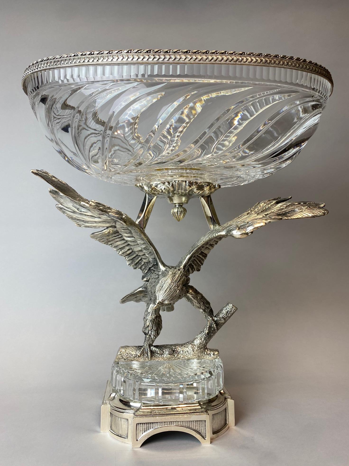 A large silver plated centerpiece bowl with a finely cut Baccarat crystal bowl Bon état - En vente à Wijnegem, BE