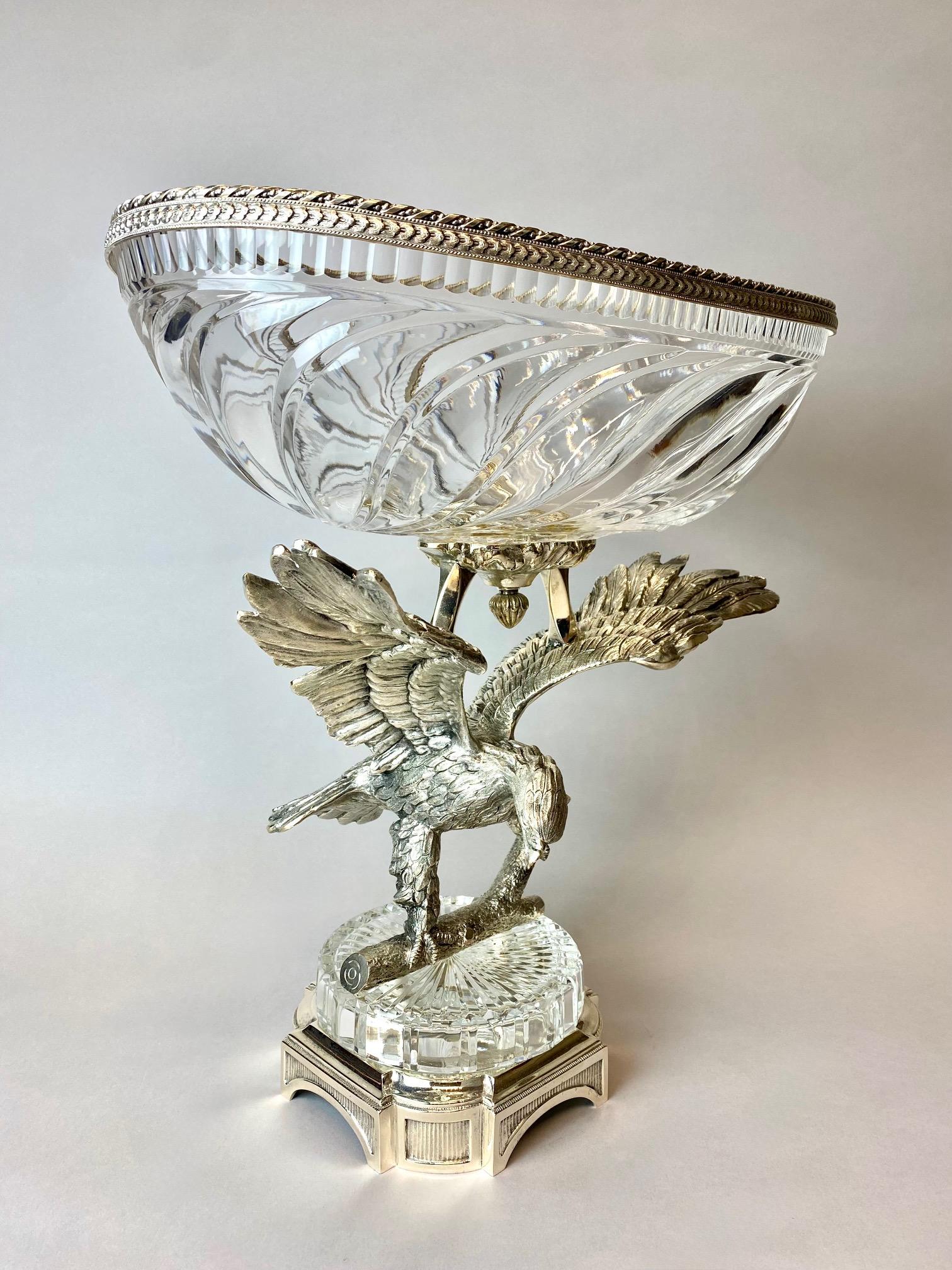 Milieu du XXe siècle A large silver plated centerpiece bowl with a finely cut Baccarat crystal bowl en vente