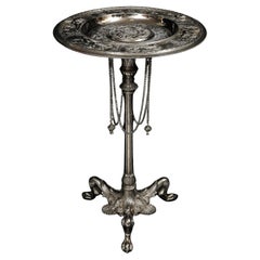 Ein großer Cocktailtisch/Gueridon aus versilberter Bronze, im Stil von Elkington & Co.