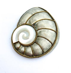 Grande broche « nautillus shell » en métal argenté et résine, Fabrice, Paris, années 2000