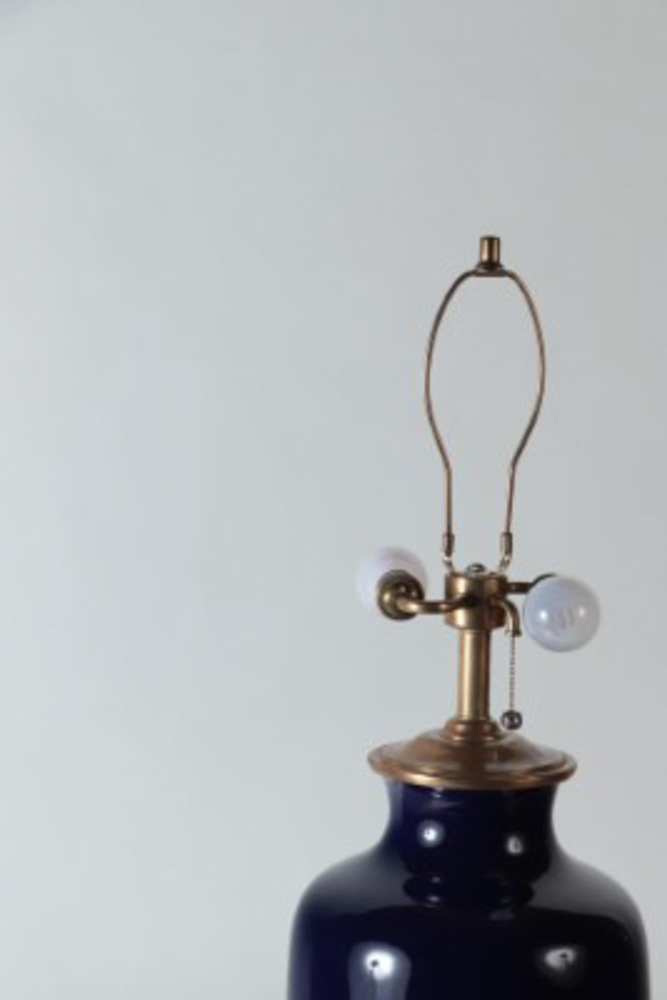 Mid-Century Modern Large Single Blue Porcelain Table Lamp with Gilt Base. en vente
