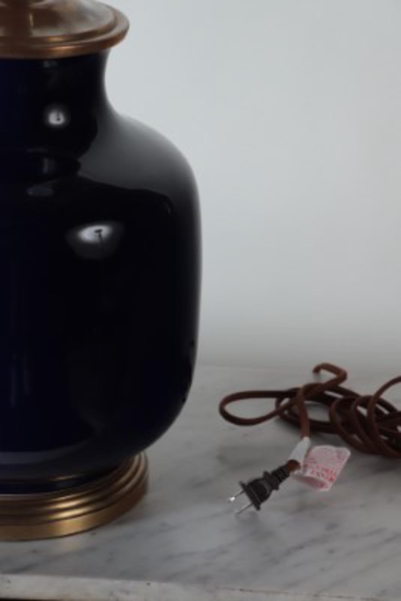 Grande lampe de bureau simple en porcelaine bleue avec base dorée Bon état - En vente à Philadelphia, PA