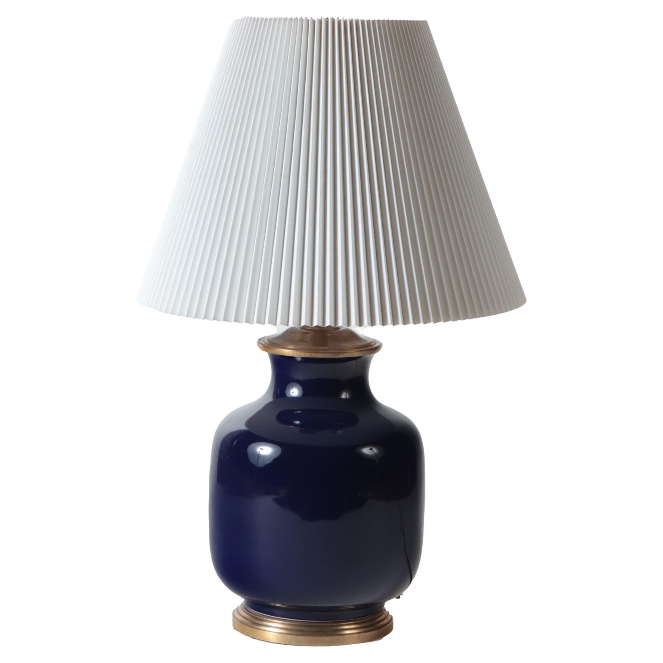 Grande lampe de bureau simple en porcelaine bleue avec base dorée