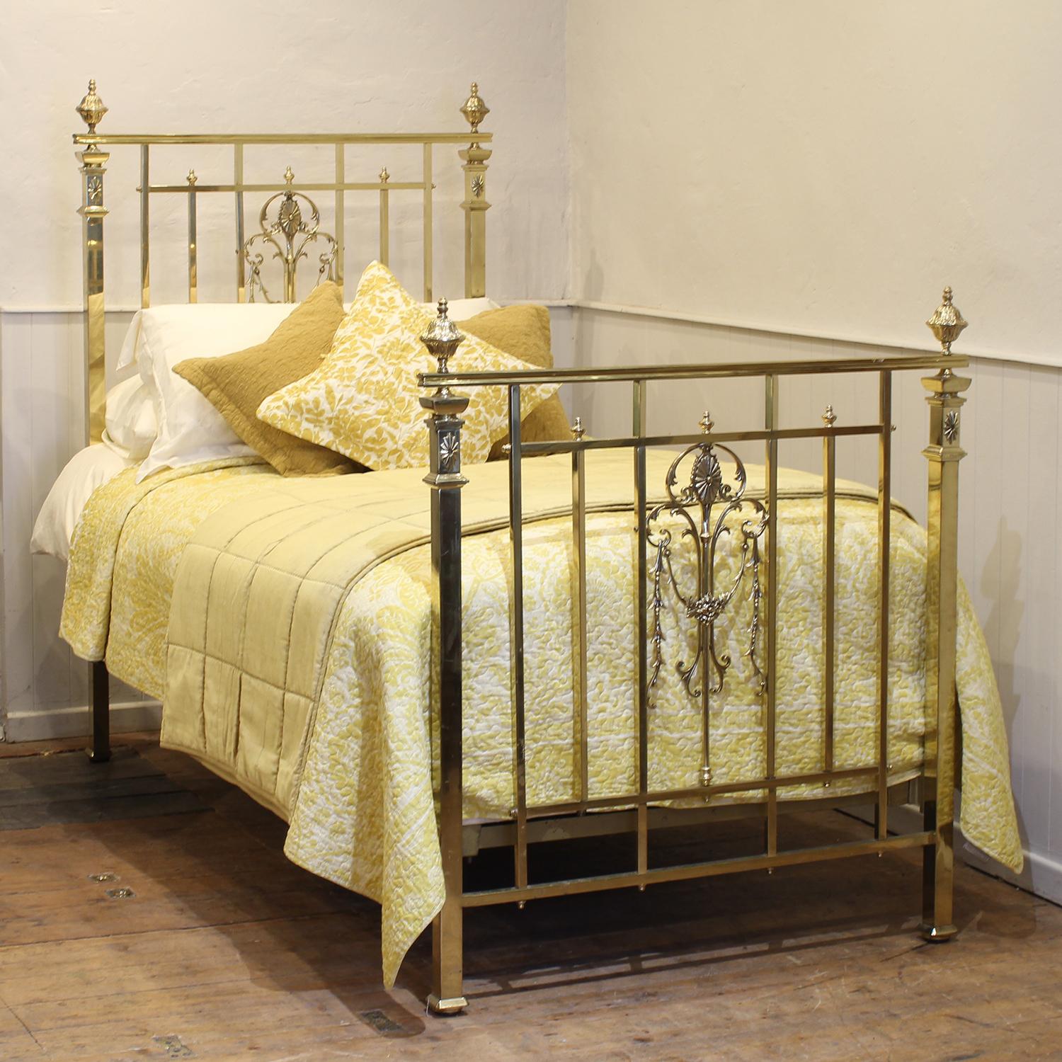 A  splendido letto edoardiano interamente in ottone con montanti e binari a sezione quadrata, terminali decorativi e fusioni decorative centrali in ottone nei pannelli della testa e dei piedi.

Questo letto accetta una base e un materasso da 33