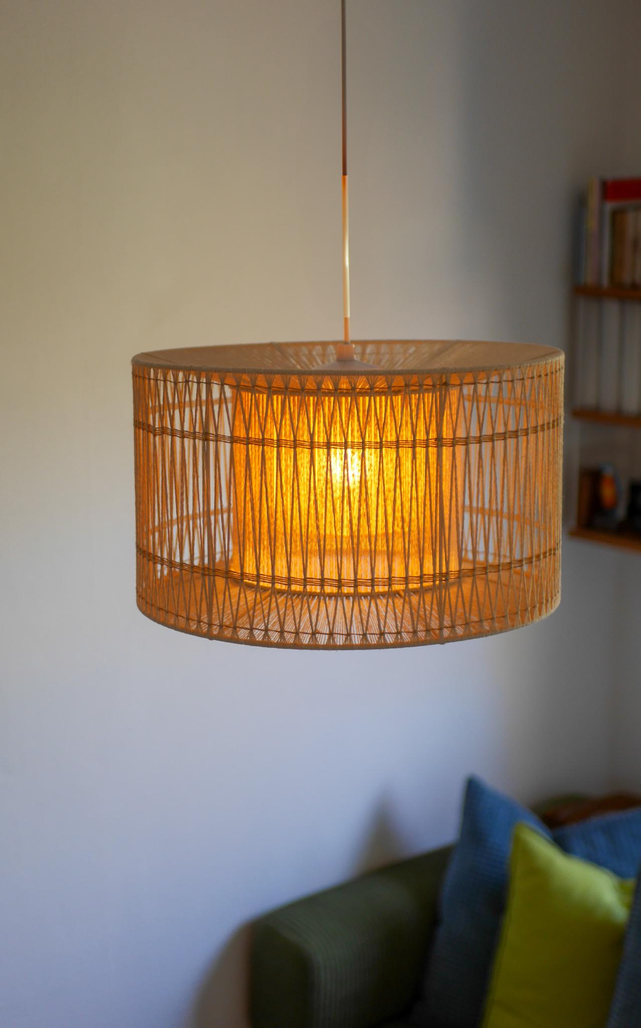 Una grande lampada a sospensione o da soffitto in sisal, vintage anni '60, elegante design scandinavo in vendita 5