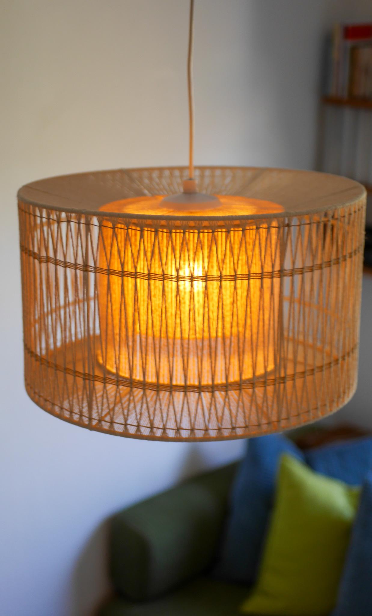Una grande lampada a sospensione o da soffitto in sisal, vintage anni '60, elegante design scandinavo in vendita 7